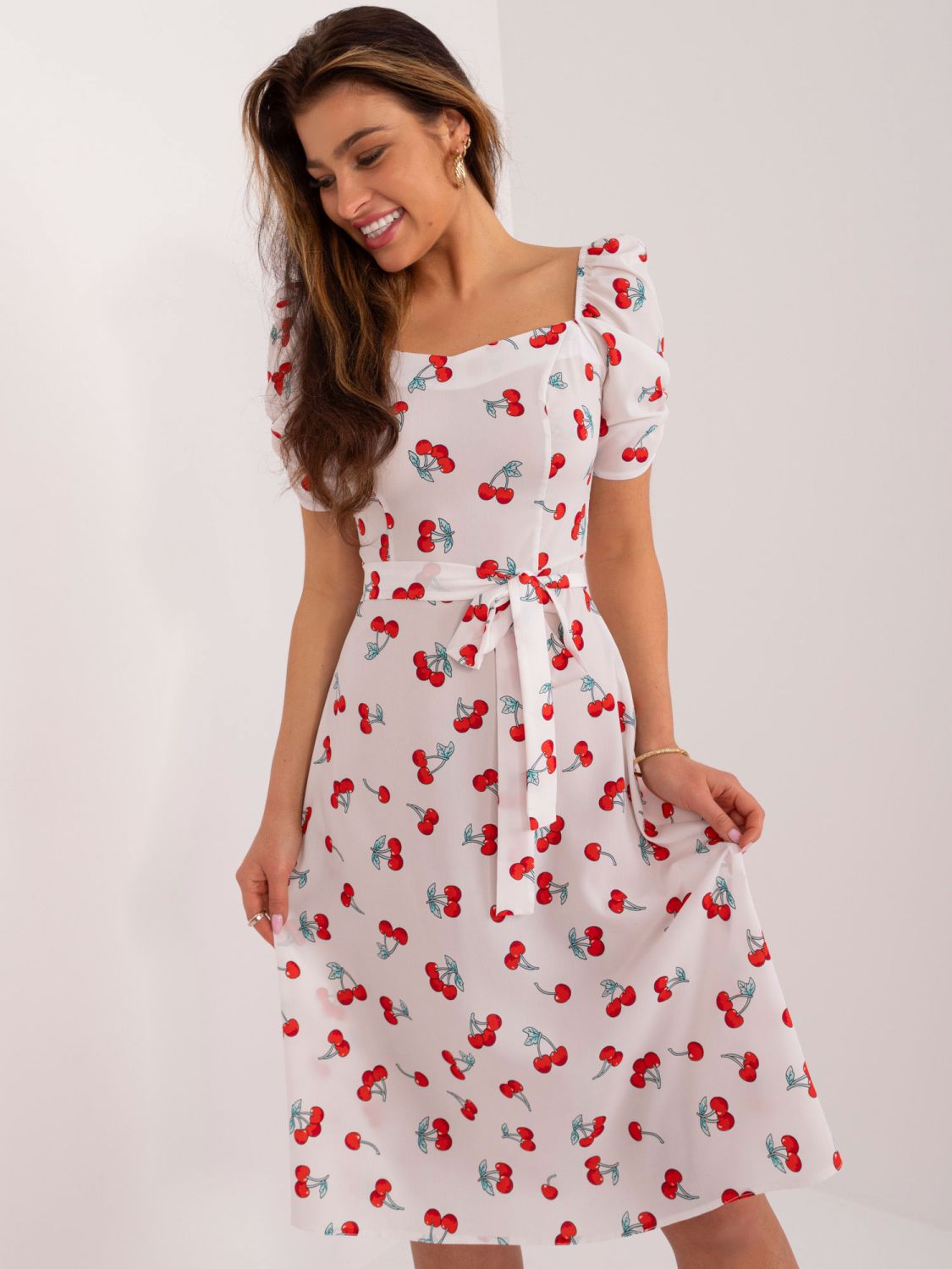 Weiße ausgestellte Kleid mit Gürtel