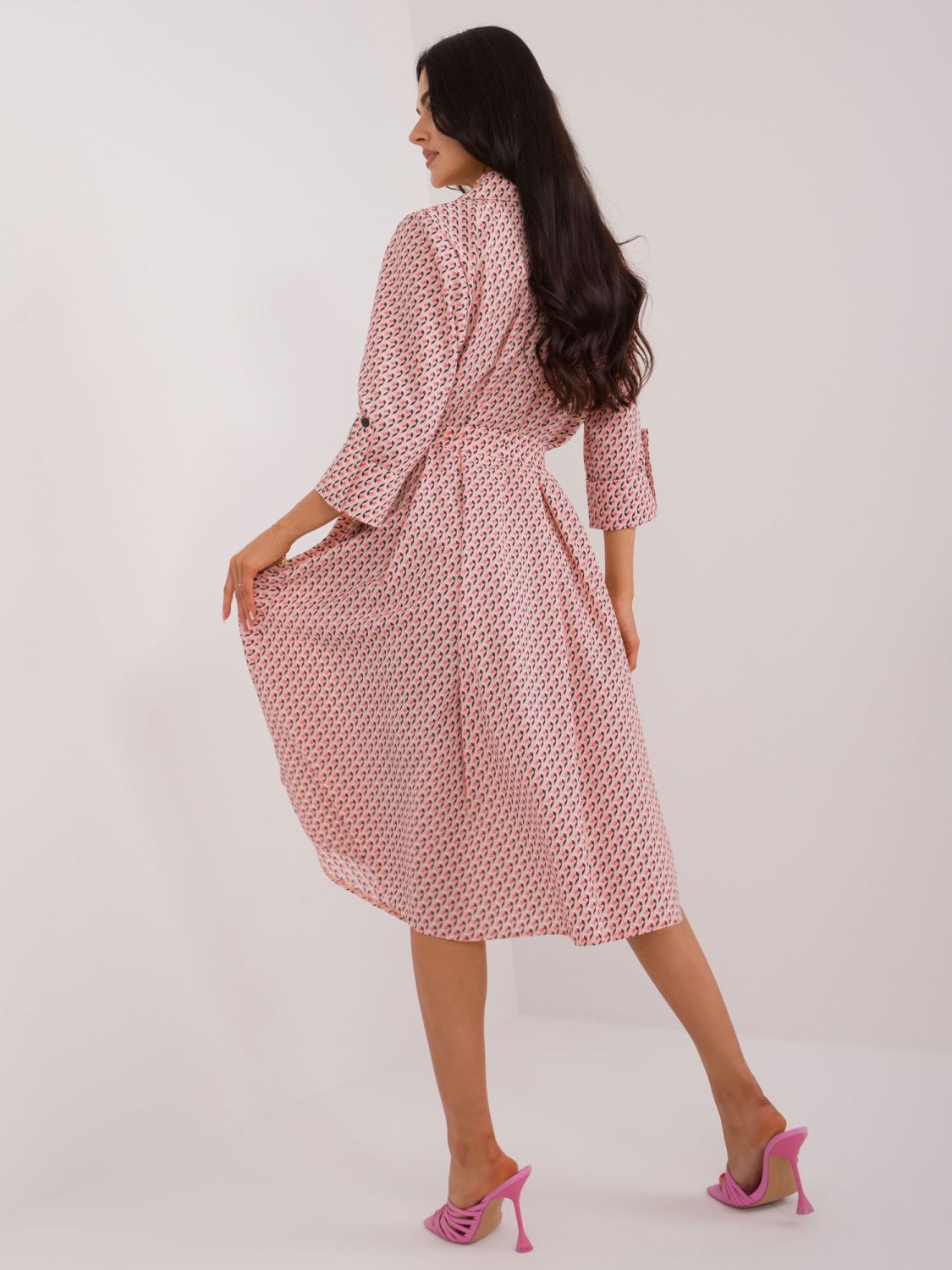 Ausgestellte pfirsichfarbene Kleid mit 3/4 Ärmeln