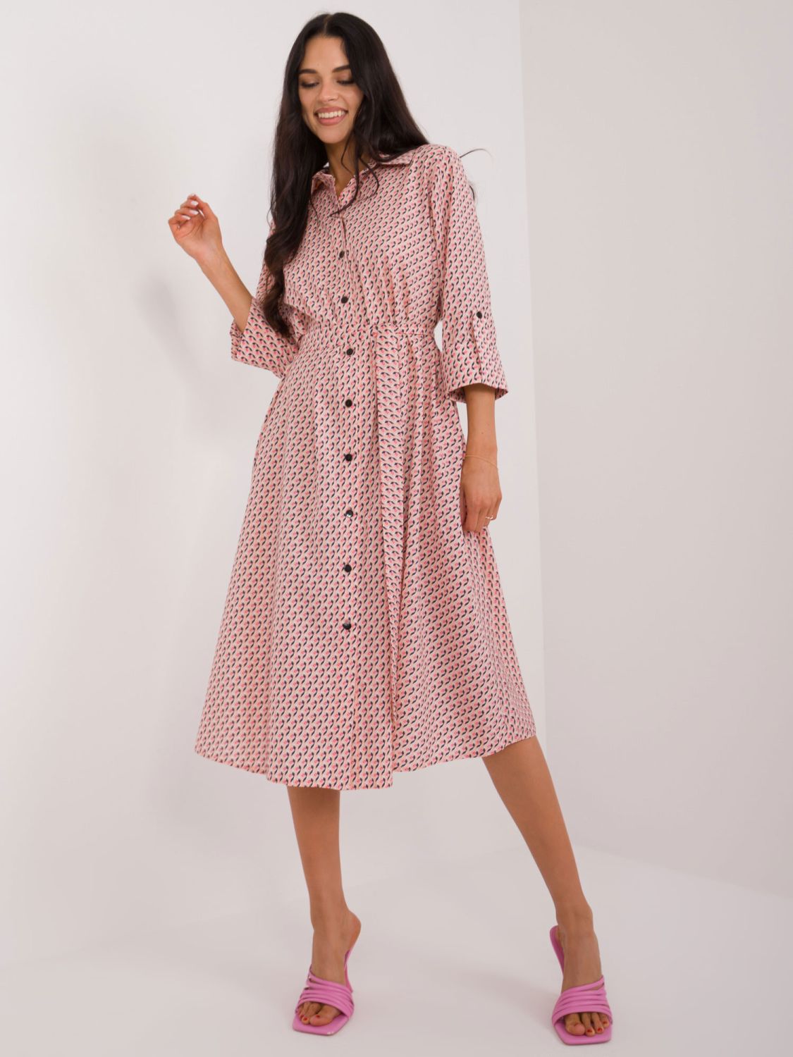 Ausgestellte pfirsichfarbene Kleid mit 3/4 Ärmeln
