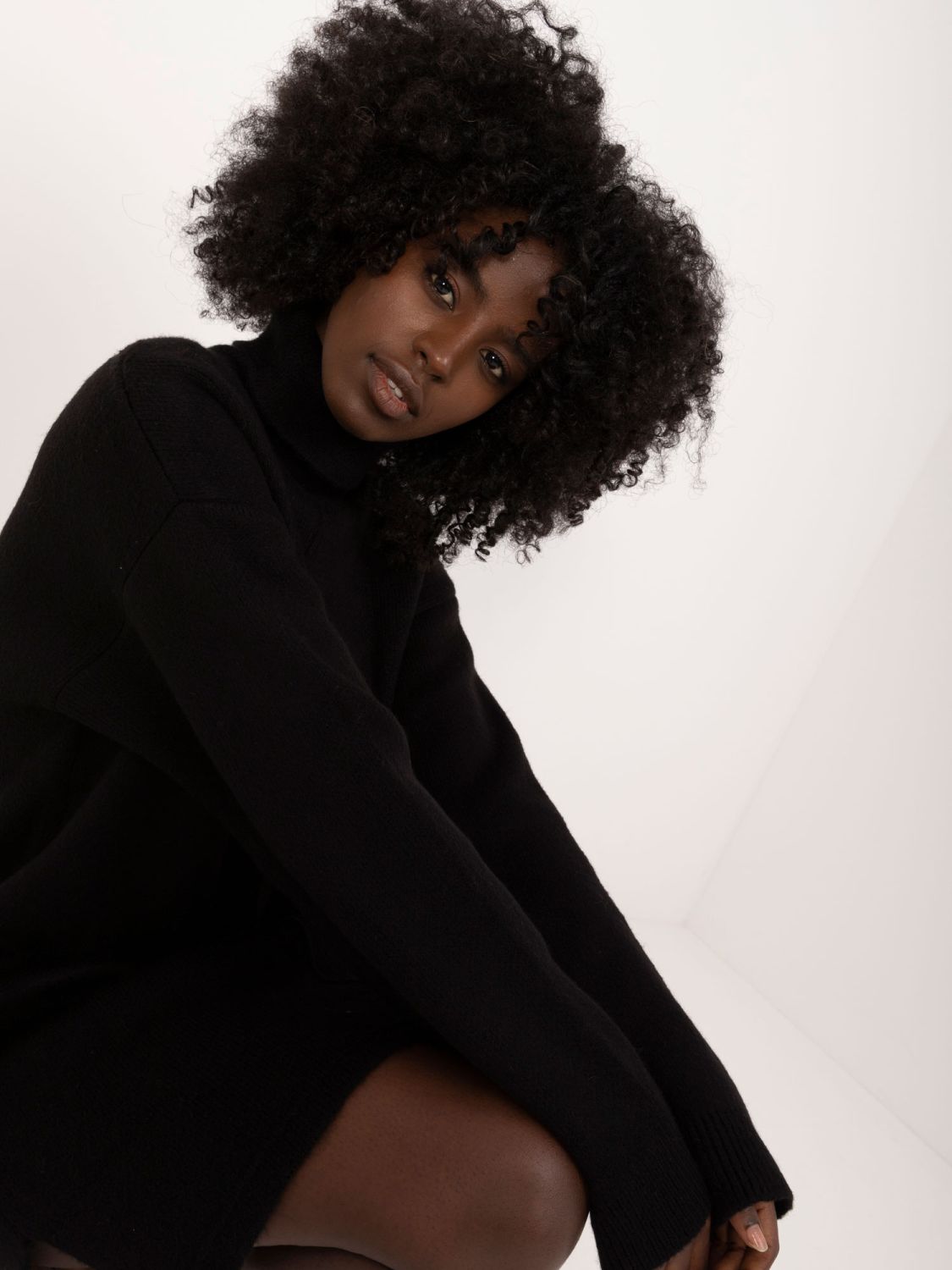 Elegantes schwarzes Mini-Kleid mit langen Ärmeln