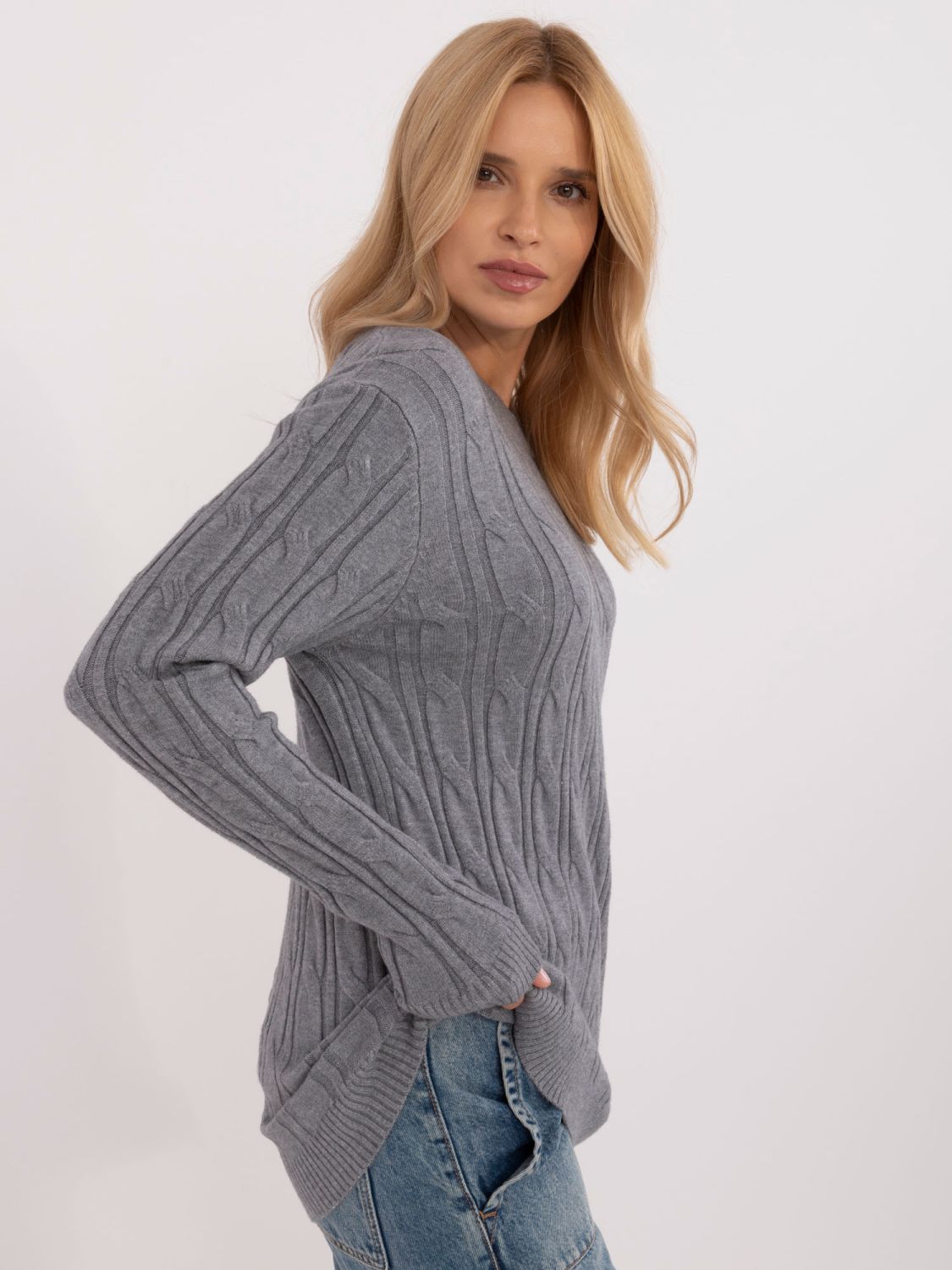 Stylischer grauer Pullover mit langen Ärmeln