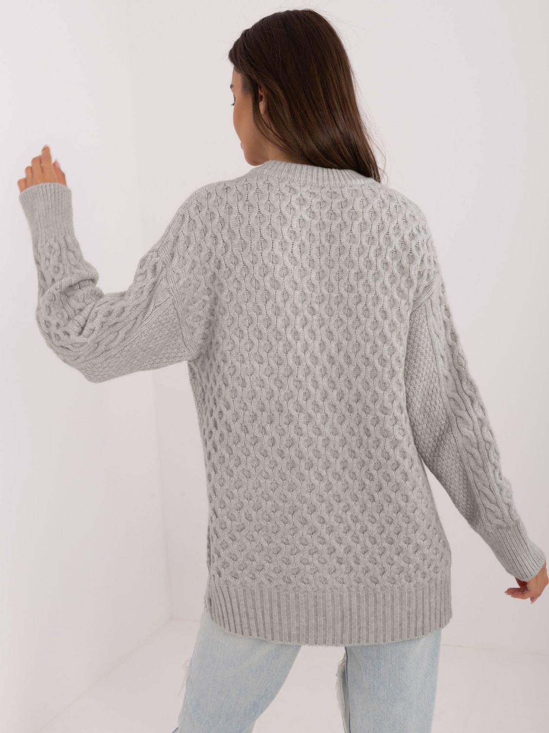 Stylischer grauer Pullover mit langen Ärmeln