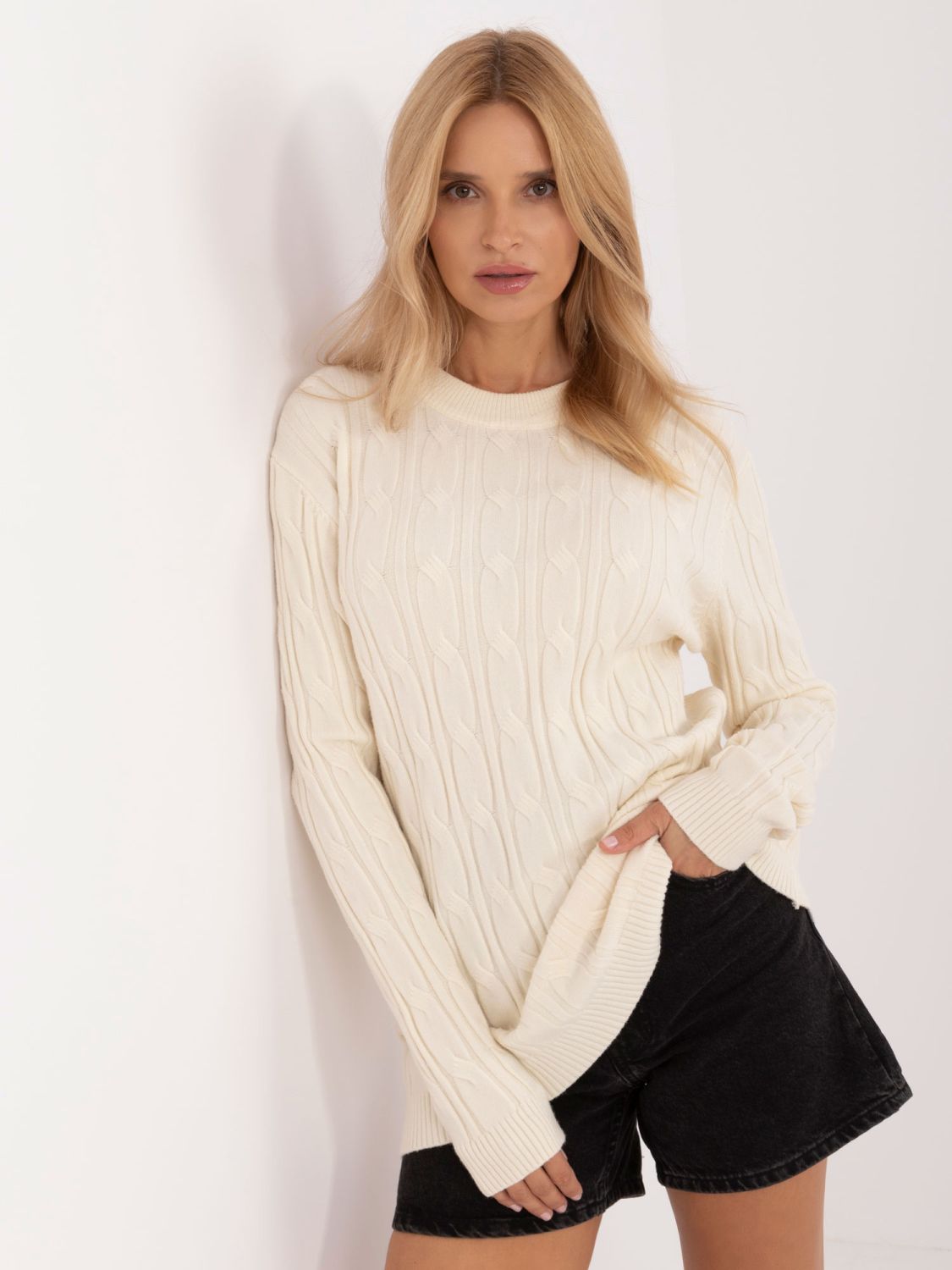 Eleganter ecru Pullover mit langen Ärmeln