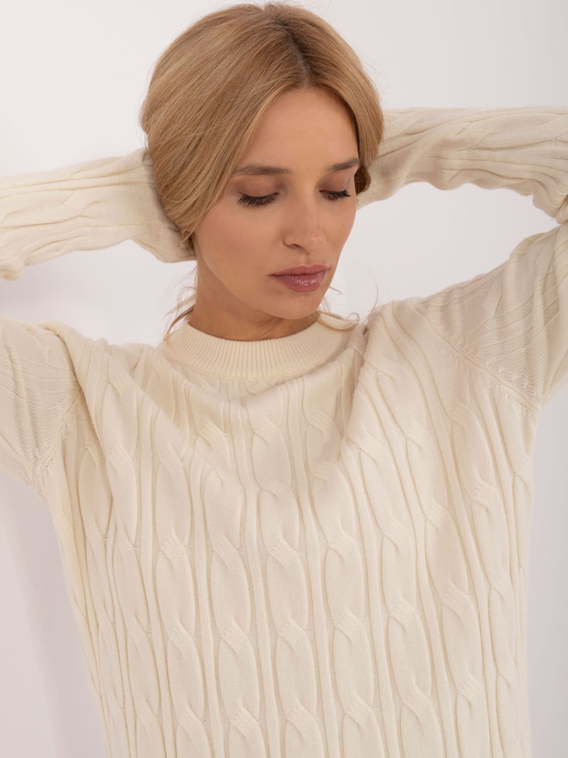 Eleganter ecru Pullover mit langen Ärmeln