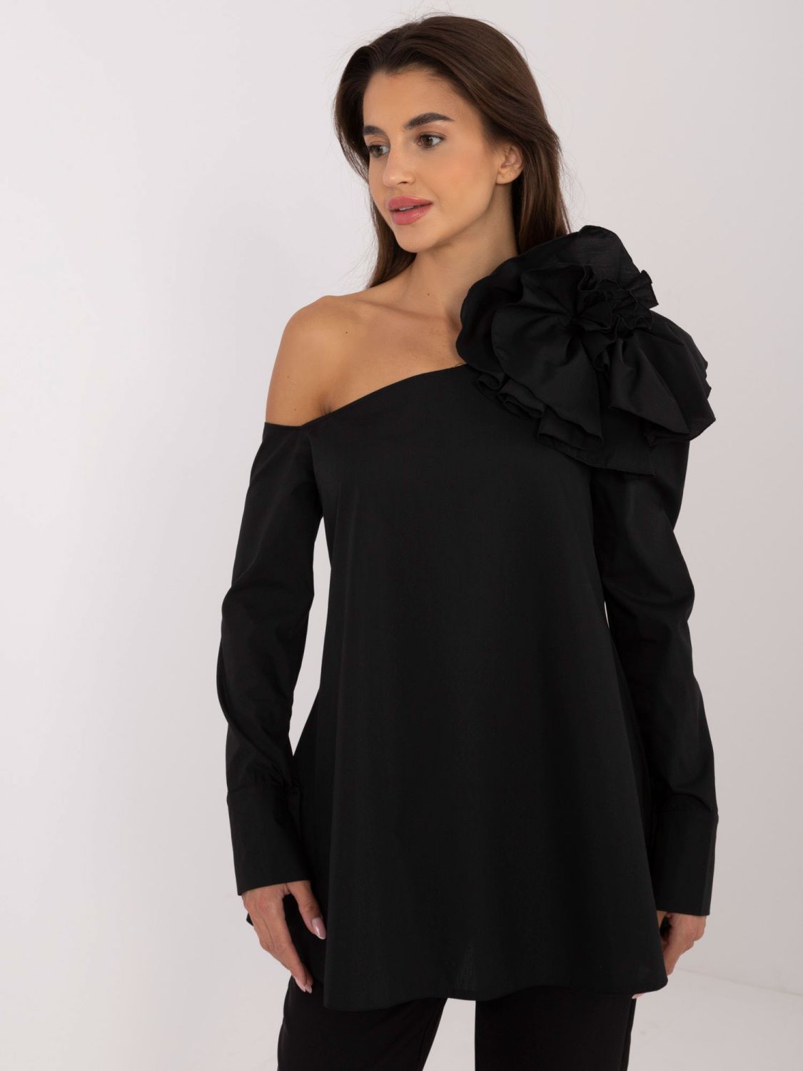 Elegante schwarze Bluse mit asymmetrischem Ausschnitt