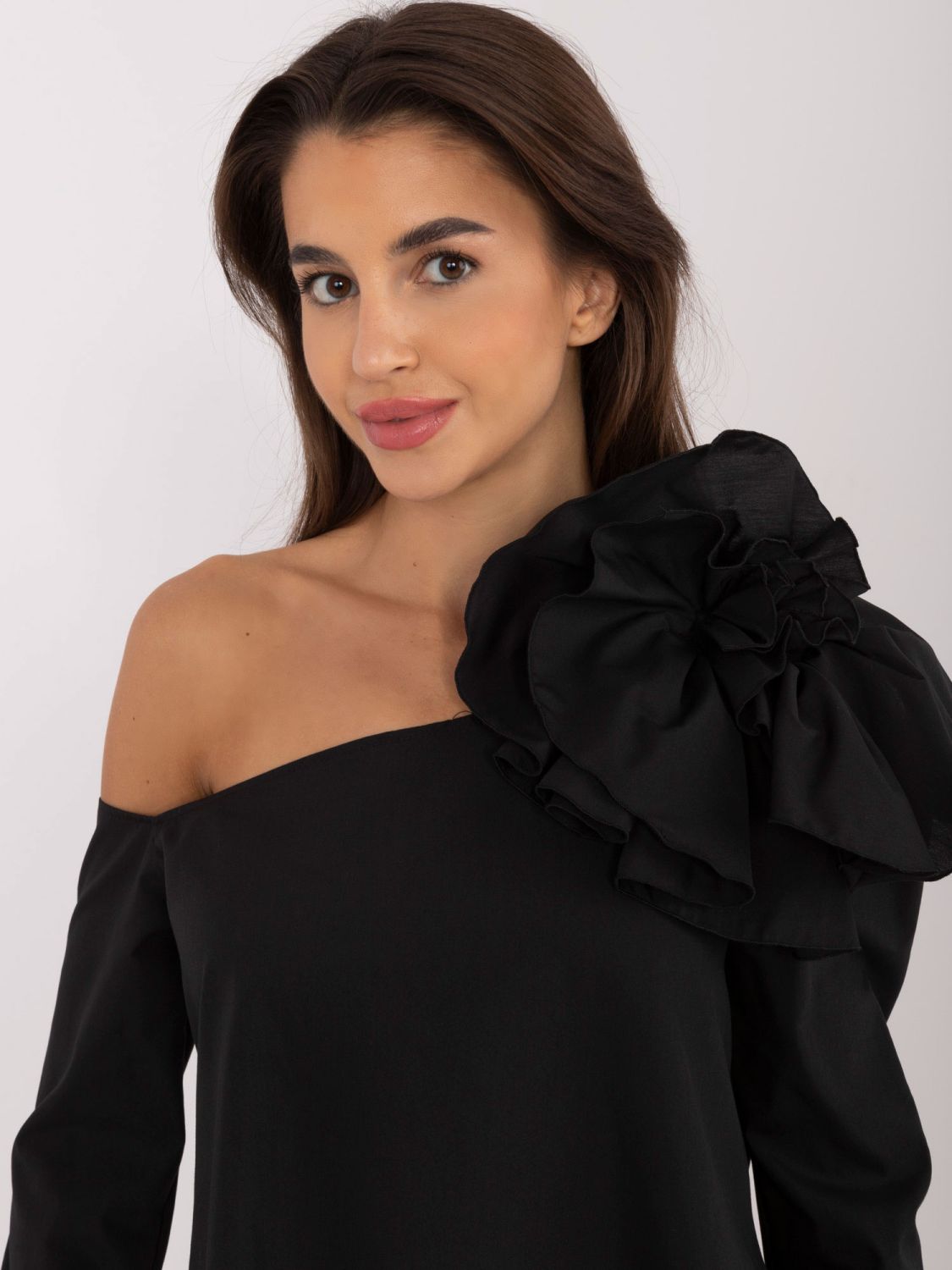 Elegante schwarze Bluse mit asymmetrischem Ausschnitt