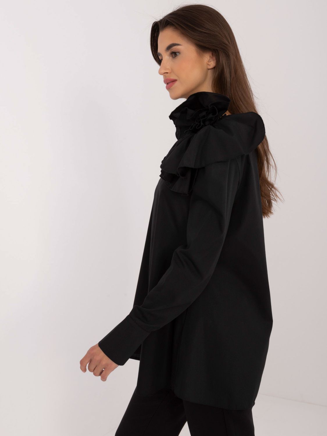 Elegante schwarze Bluse mit asymmetrischem Ausschnitt