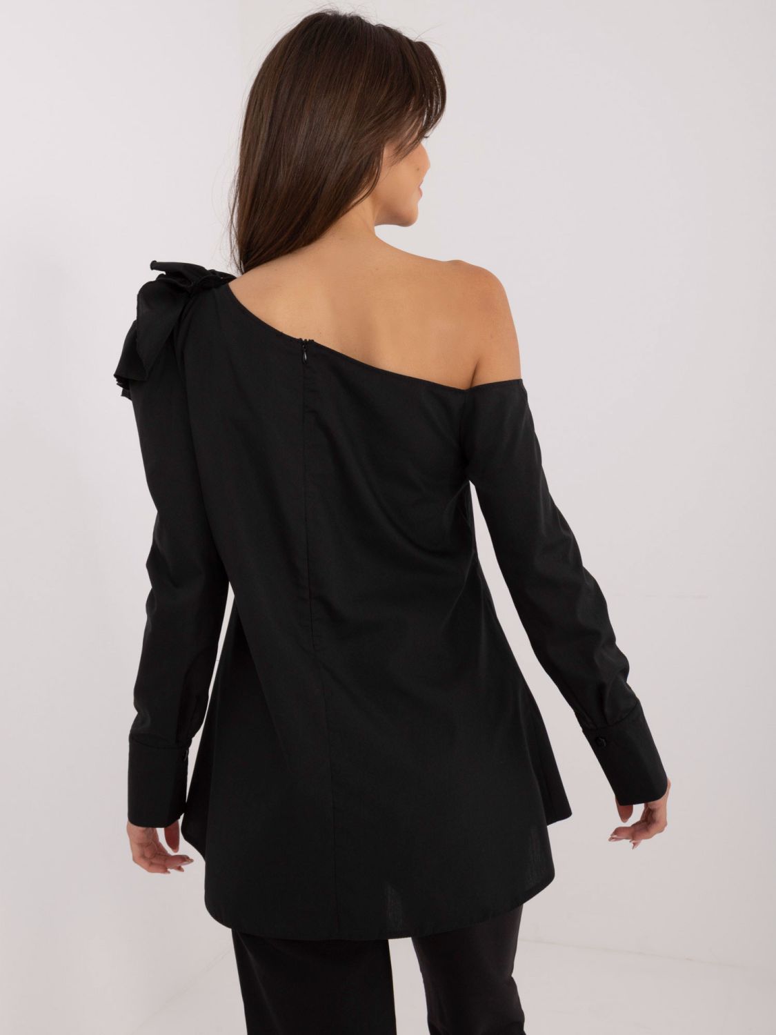Elegante schwarze Bluse mit asymmetrischem Ausschnitt