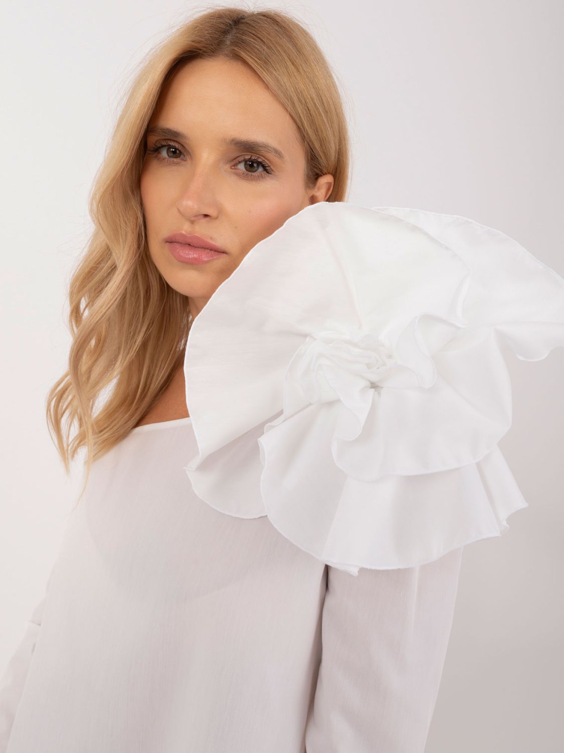 Elegante weiße Bluse mit asymmetrischem Ausschnitt