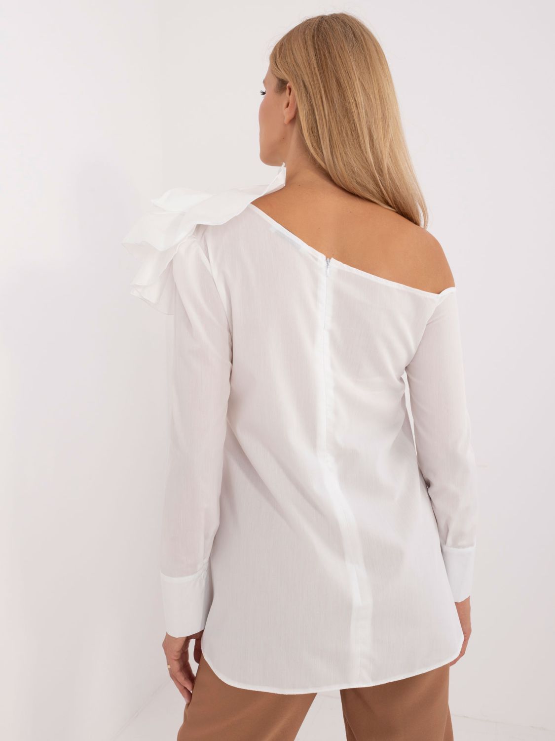 Elegante weiße Bluse mit asymmetrischem Ausschnitt