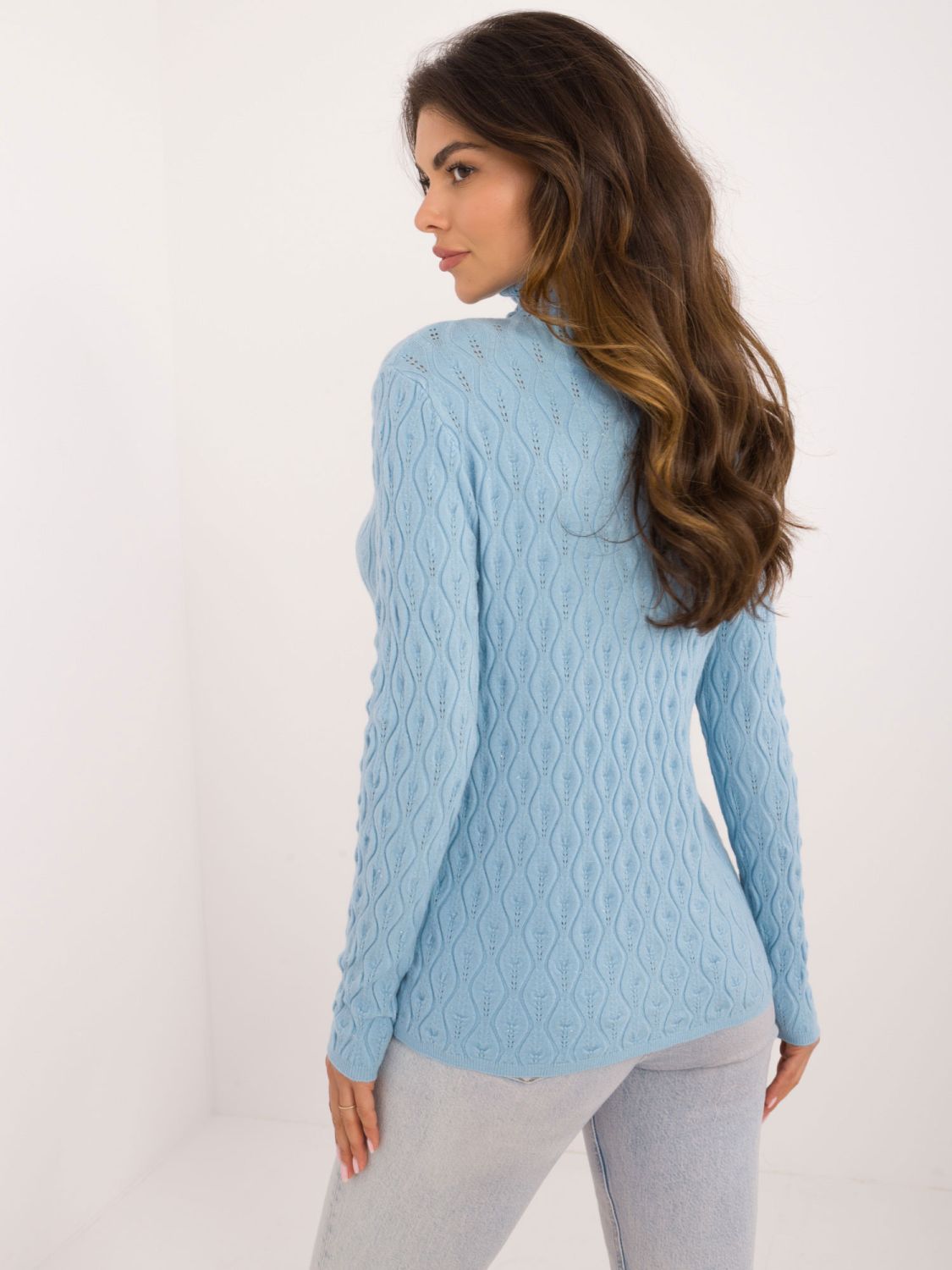 Heller blauer Pullover mit Rollkragen