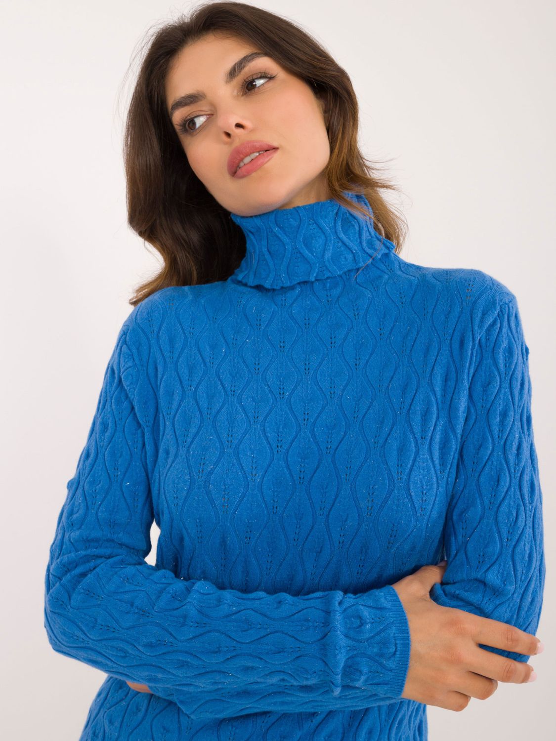 Blauer Pullover mit Rollkragen