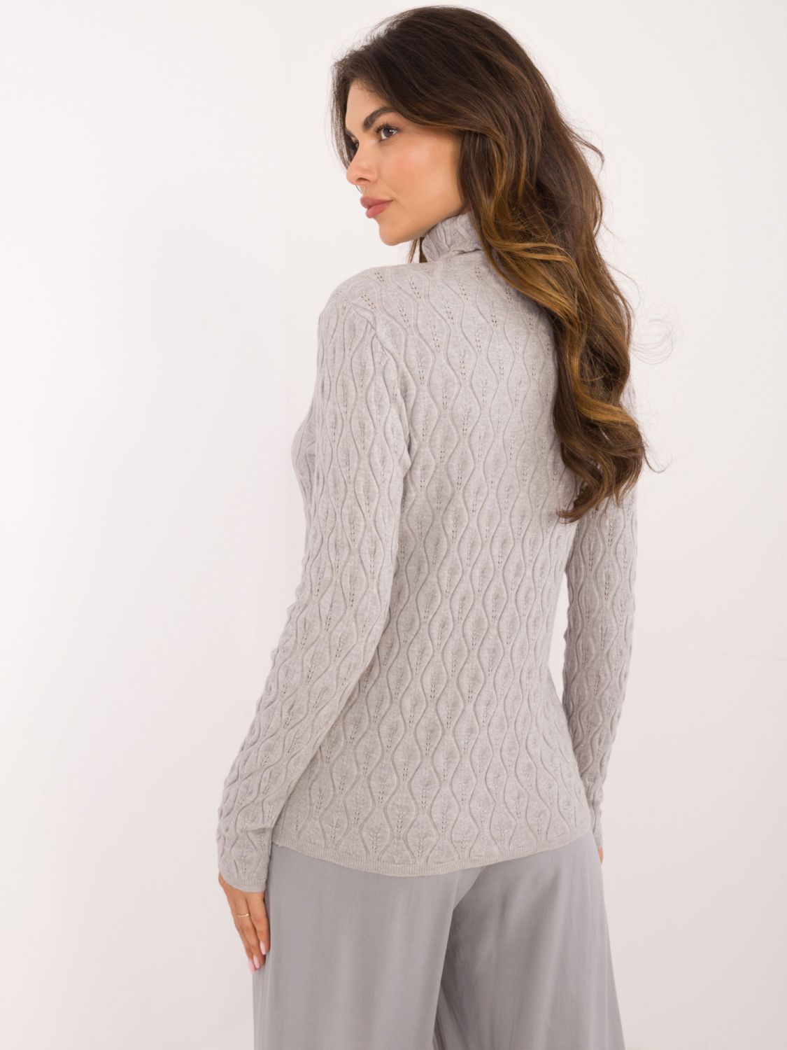 Grauer Pullover mit Rollkragen