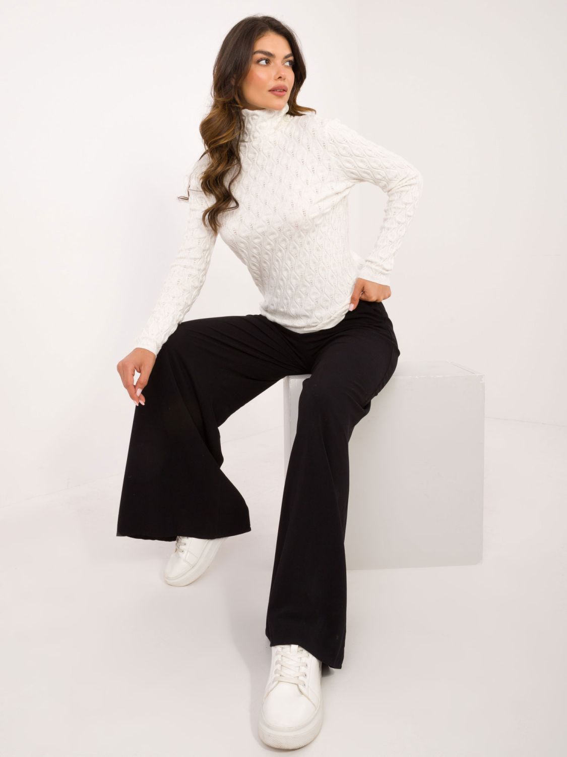 Eleganter ecru Pullover mit Rollkragen