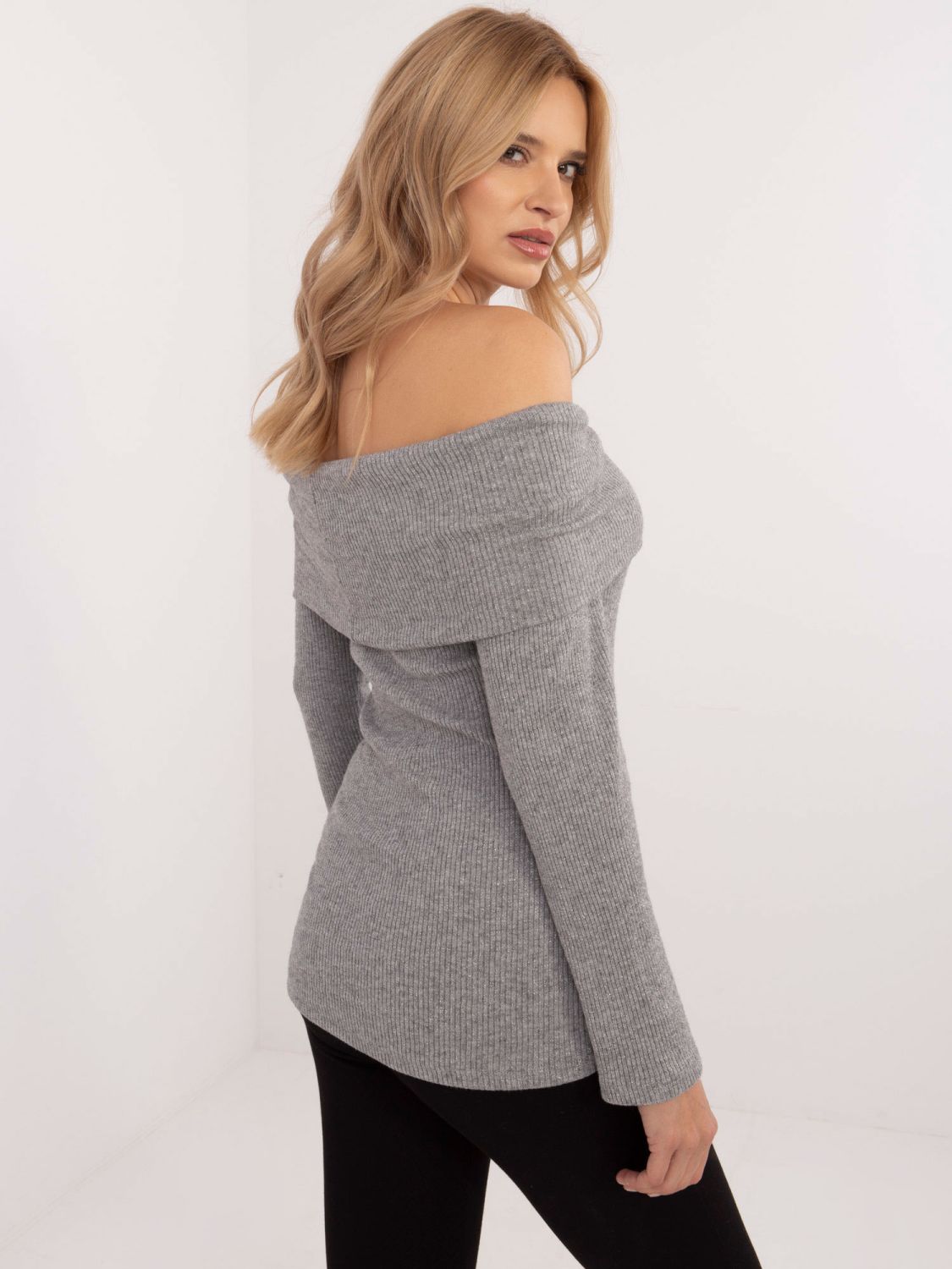 Eleganter grauer Pullover mit langen Ärmeln