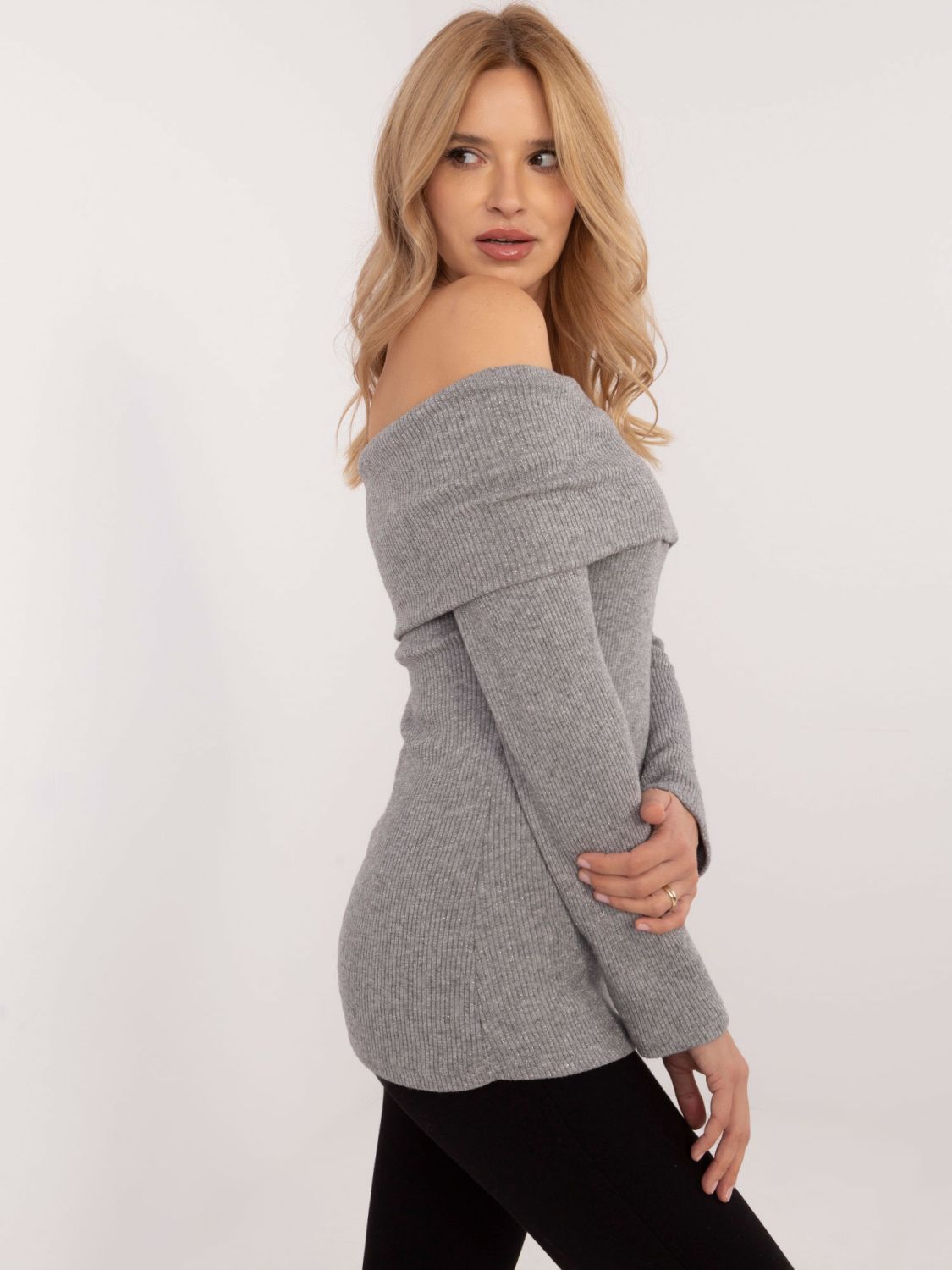 Eleganter grauer Pullover mit langen Ärmeln