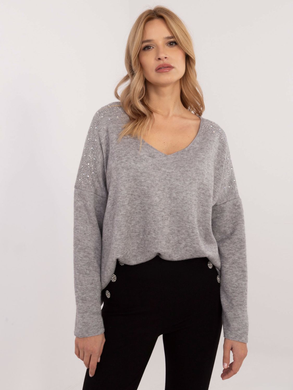 Eleganter grauer Pullover mit Applikation