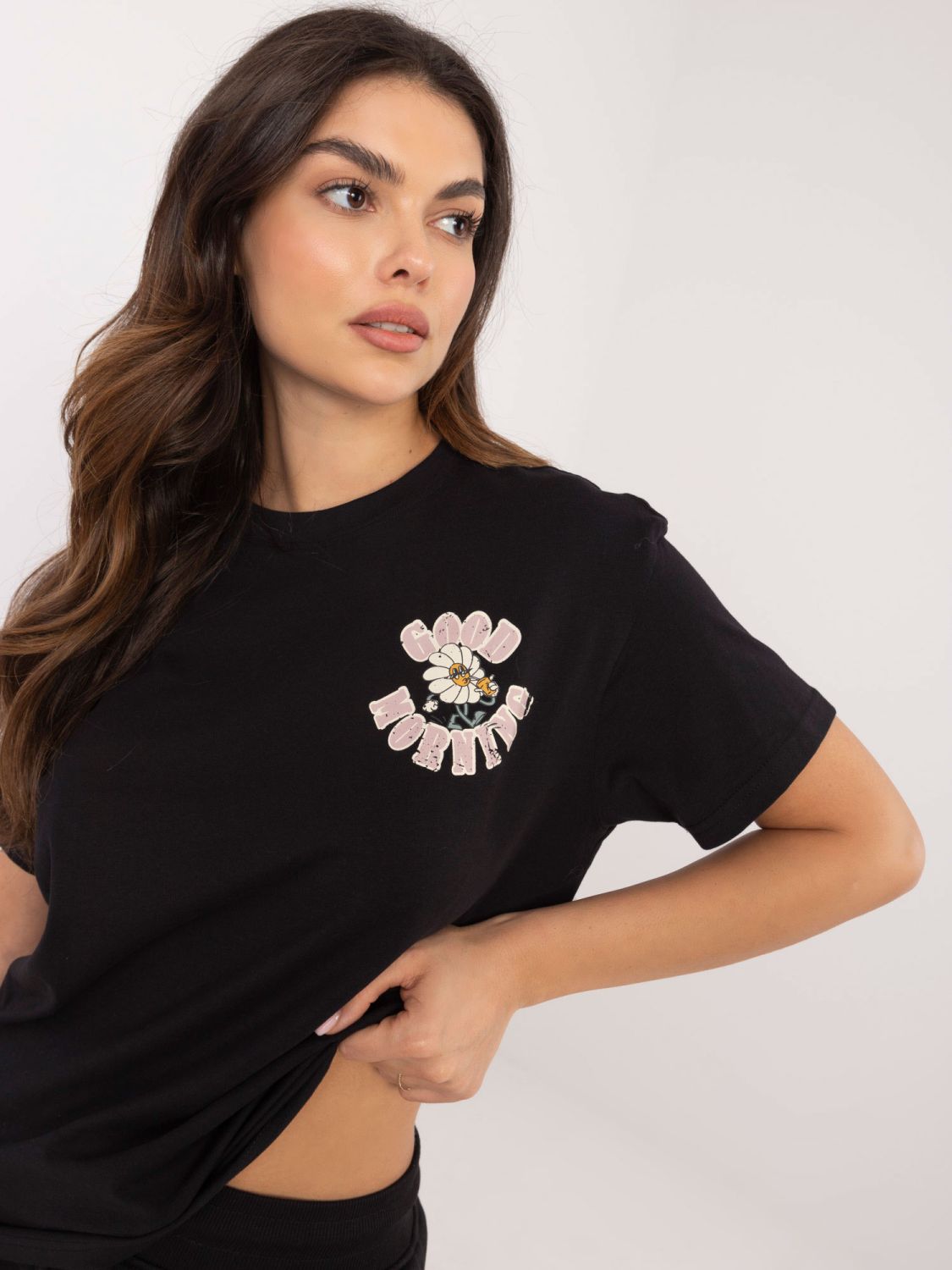 Stylische schwarze Bluse mit kurzen Ärmeln