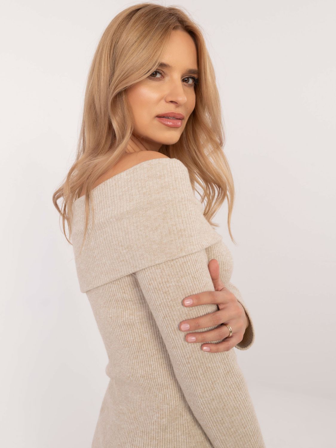 Eleganter beiger Pullover mit langen Ärmeln