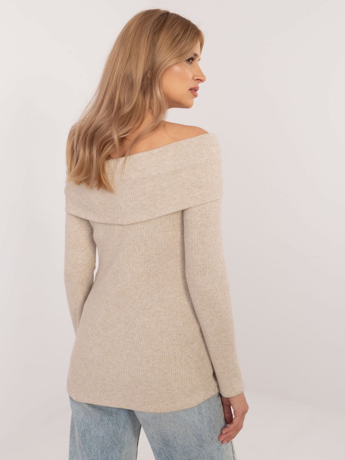 Eleganter beiger Pullover mit langen Ärmeln