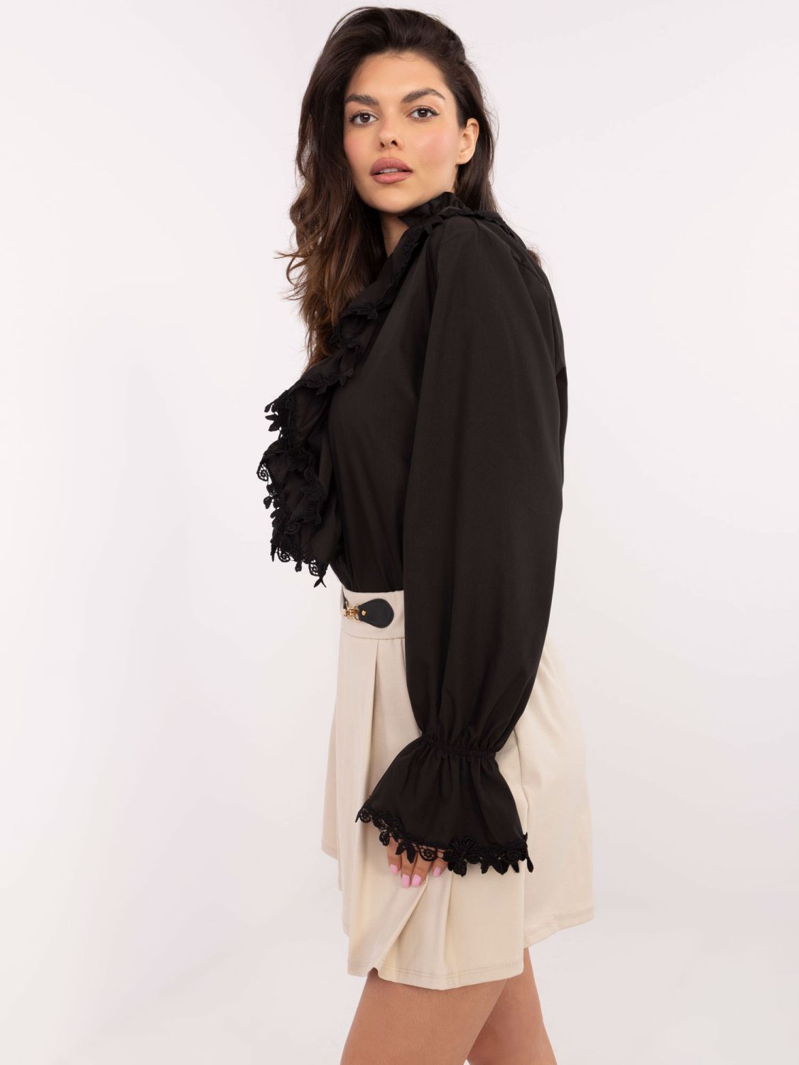 Elegante schwarze Bluse mit Spitze