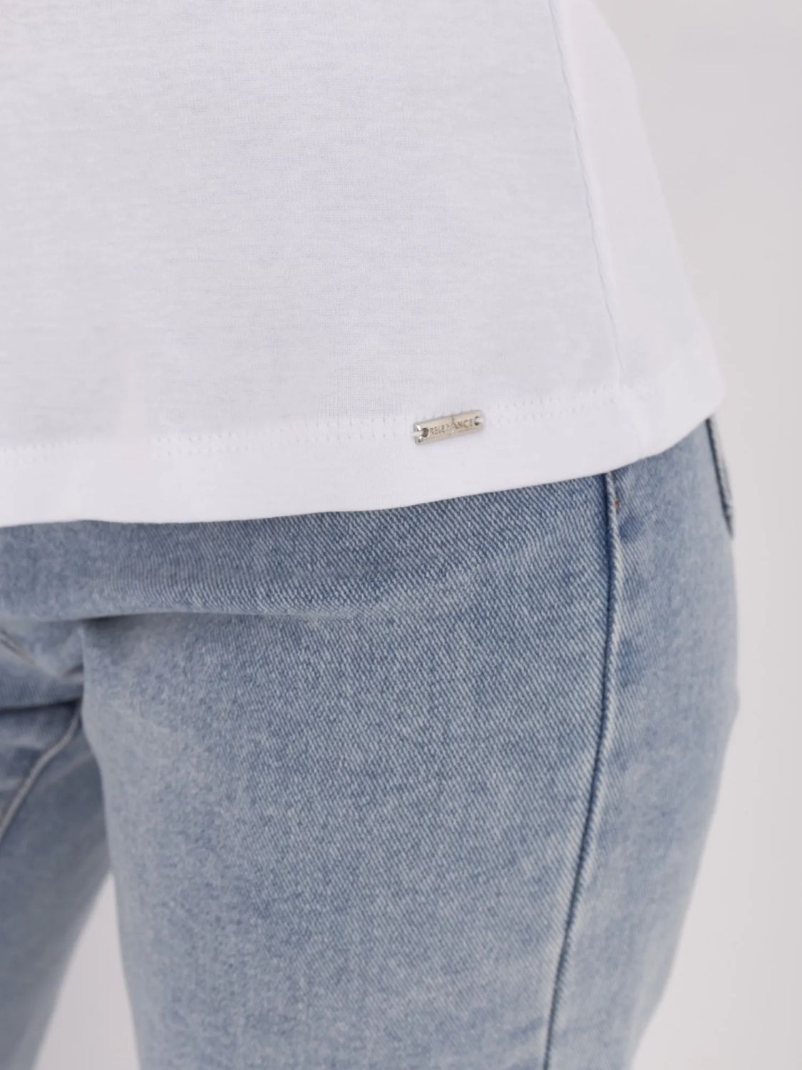 Weißes T-Shirt mit kurzen Ärmeln