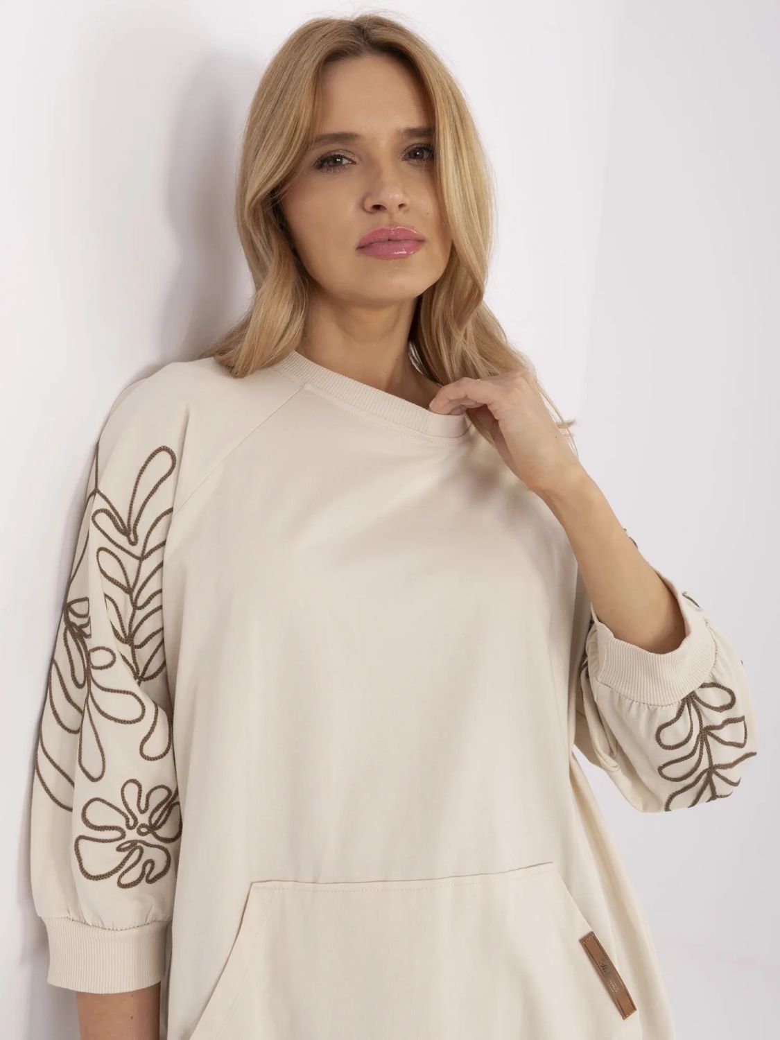 Elegante Bluse mit Stickerei in hellem Beige