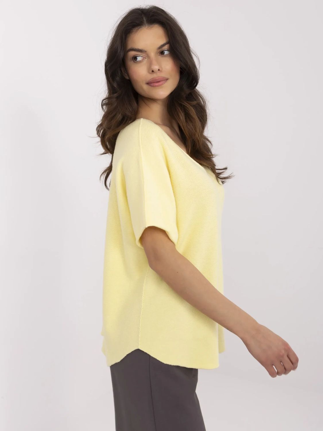 Stylischer gelber Pullover mit kurzen Ärmeln