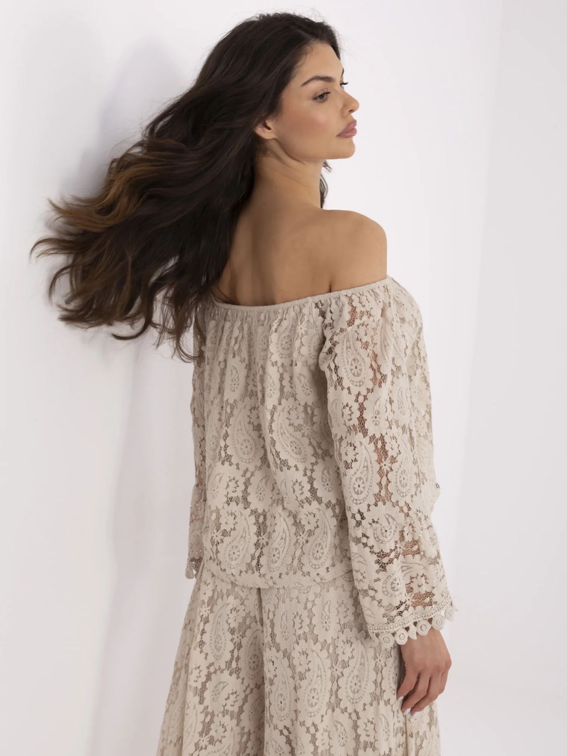 Elegante beige Bluse mit Spitze