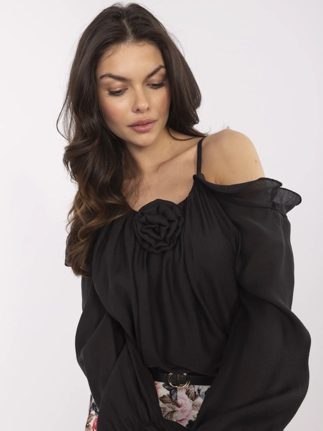 Elegante schwarze Bluse mit Rüschen
