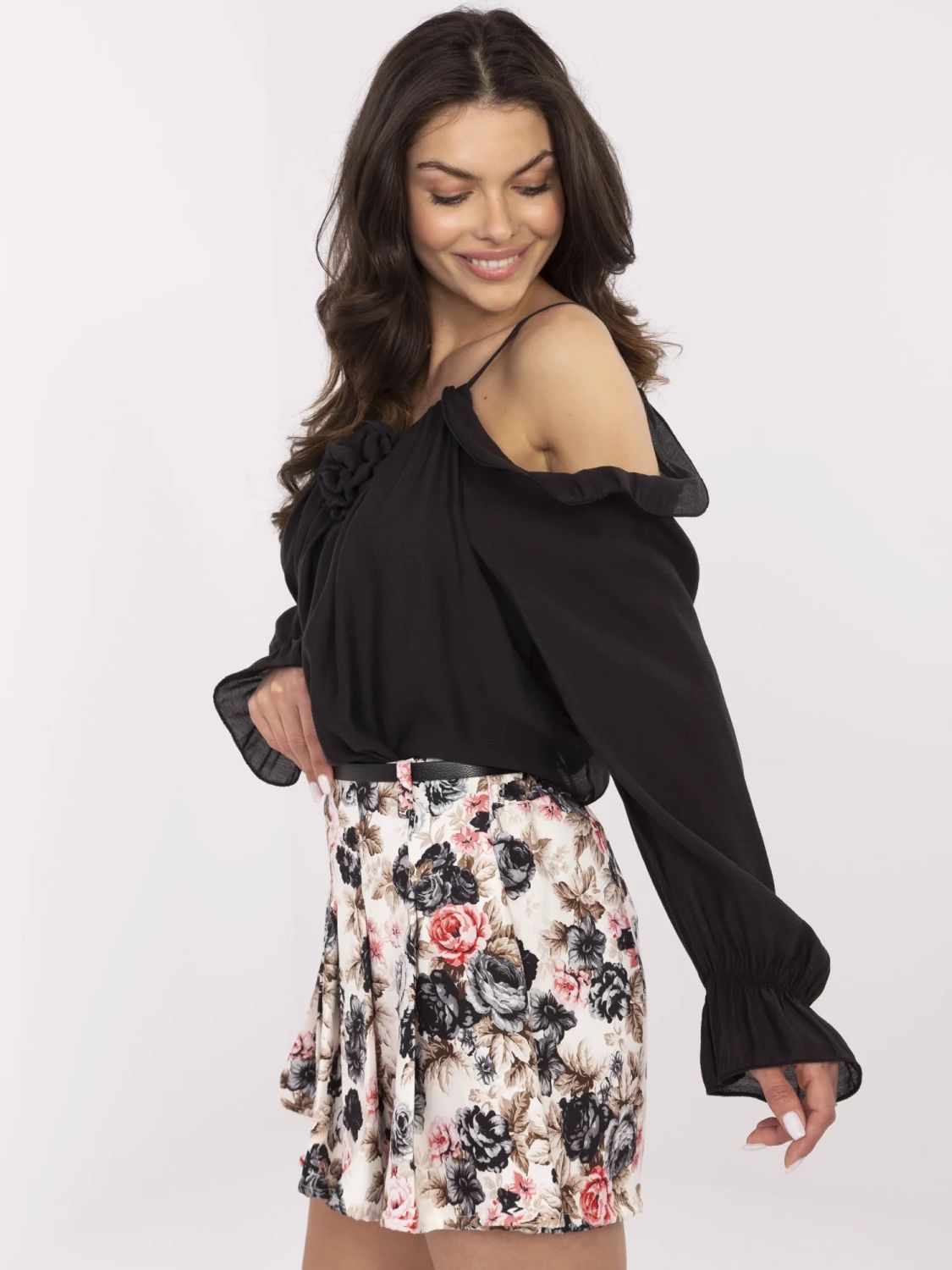 Elegante schwarze Bluse mit Rüschen
