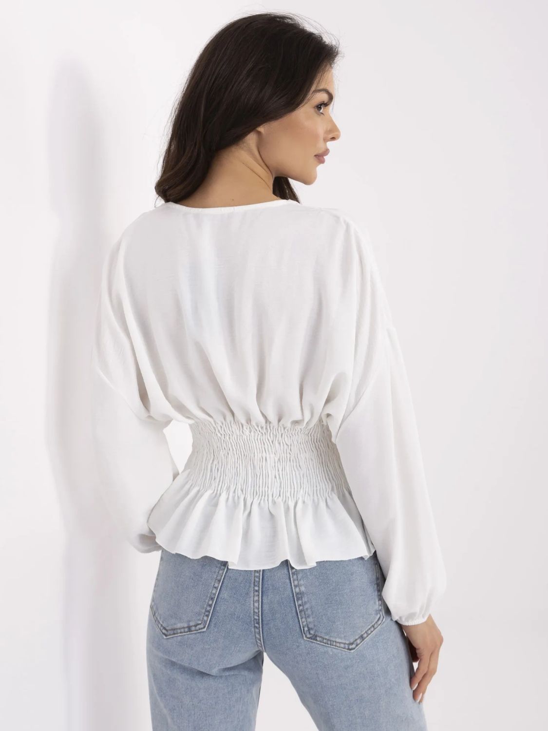 Elegante weiße Bluse mit langen Ärmeln