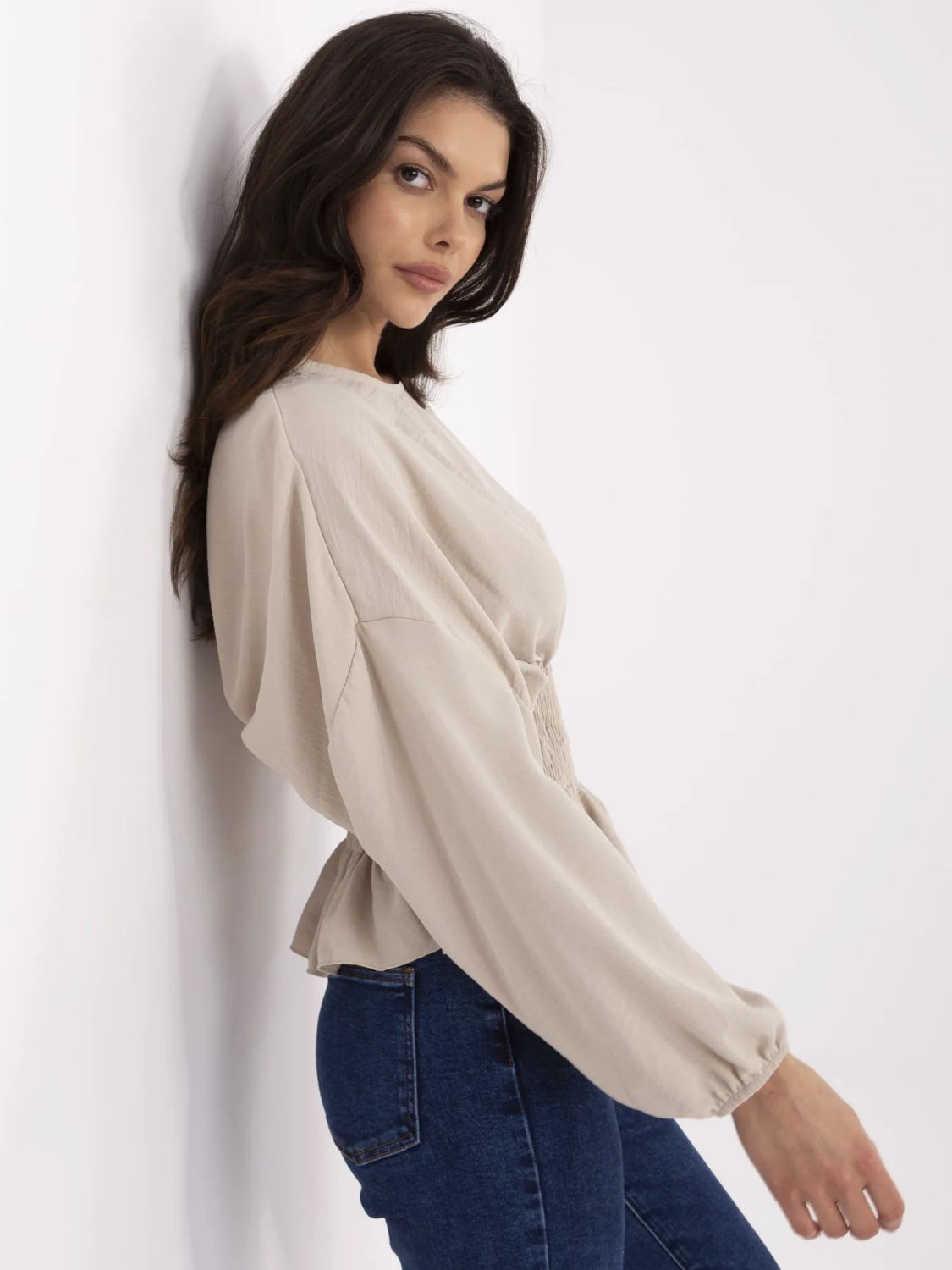 Elegante beige Bluse mit langen Ärmeln