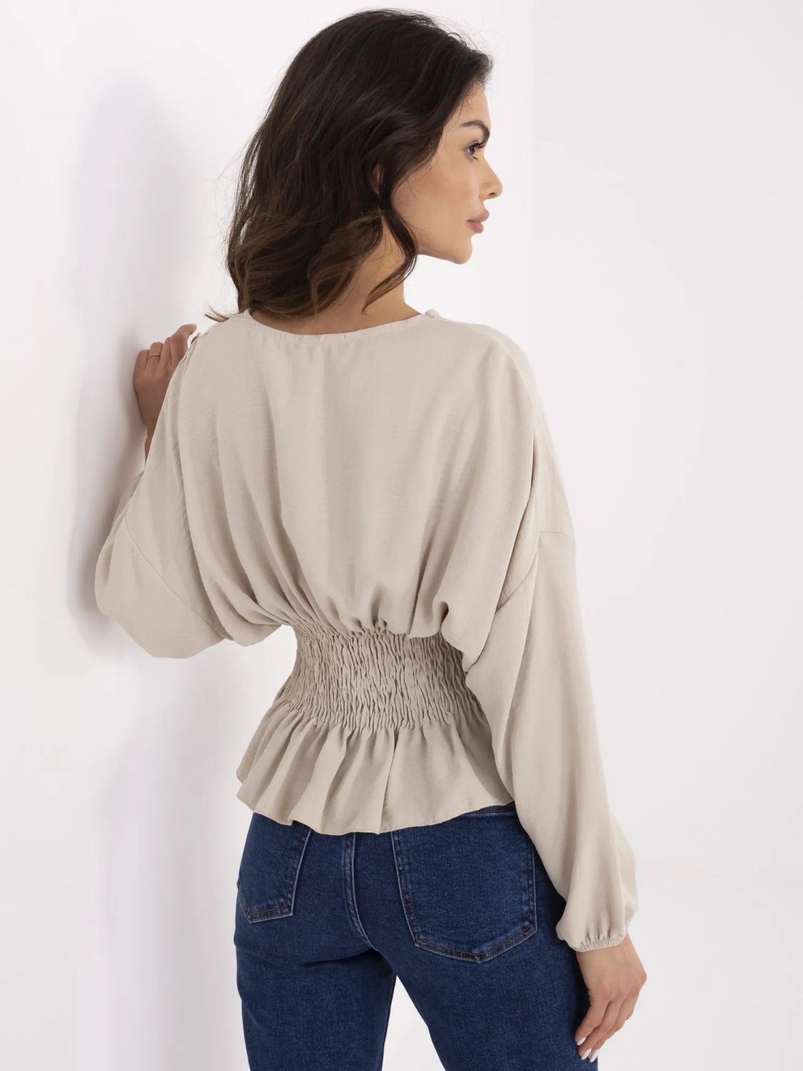 Elegante beige Bluse mit langen Ärmeln