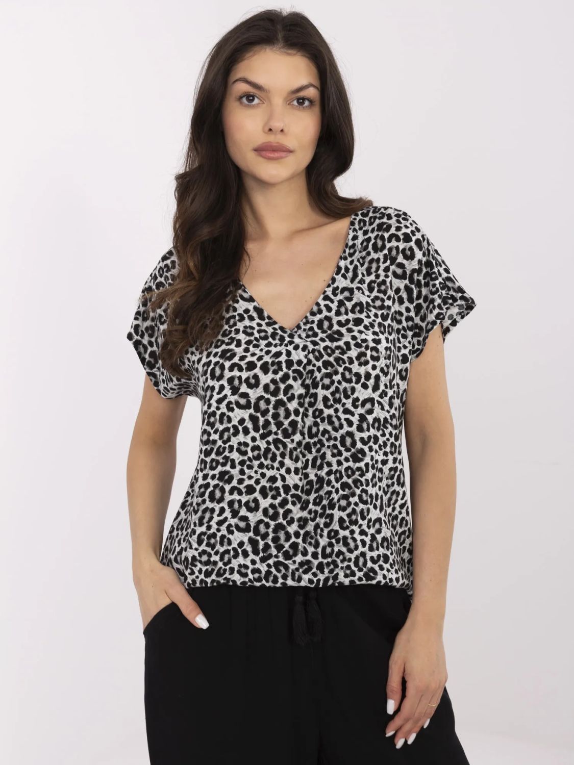 Stylische graue Bluse mit V-Ausschnitt