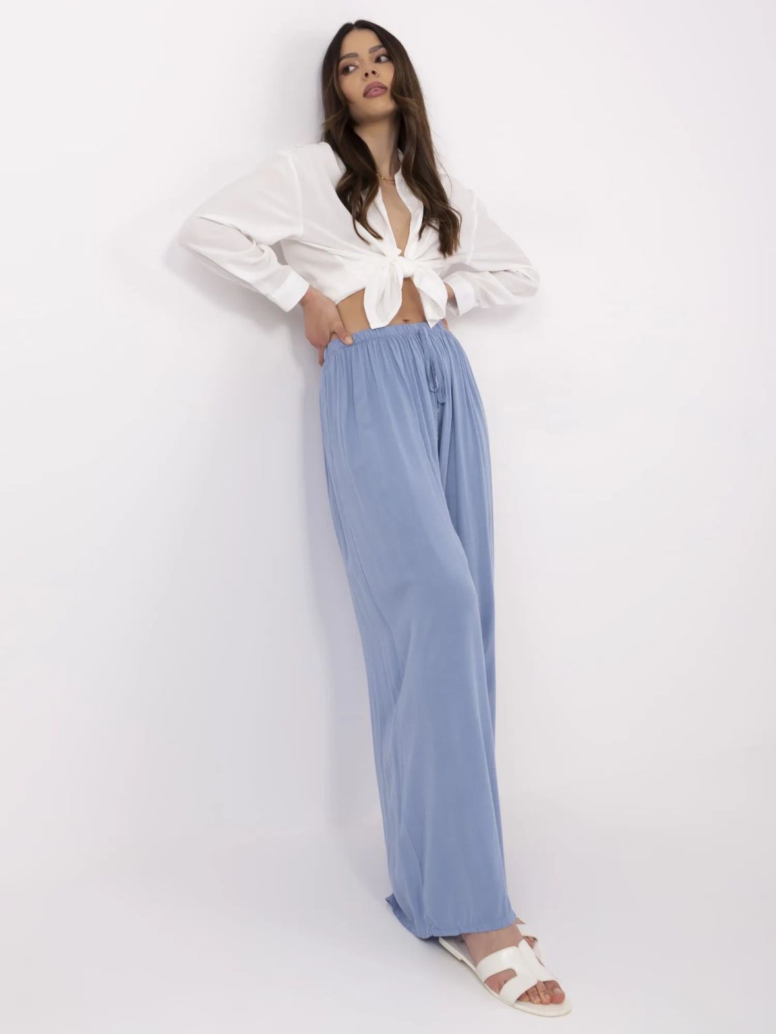 Stilvolle blaue Hose mit hohem Bund