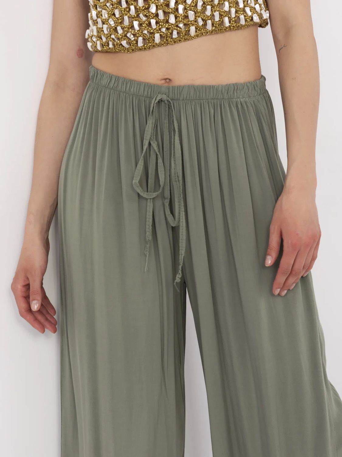 Stylische khaki Hose mit hohem Bund