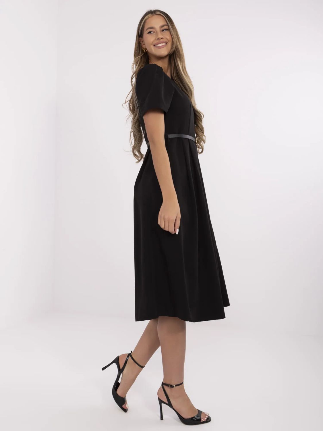 Elegantes schwarzes ausgestelltes Kleid