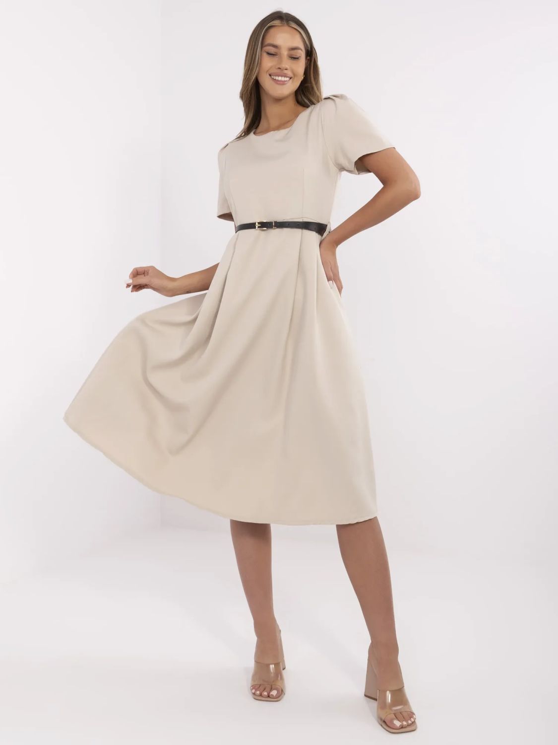 Elegantes beiges ausgestelltes Kleid