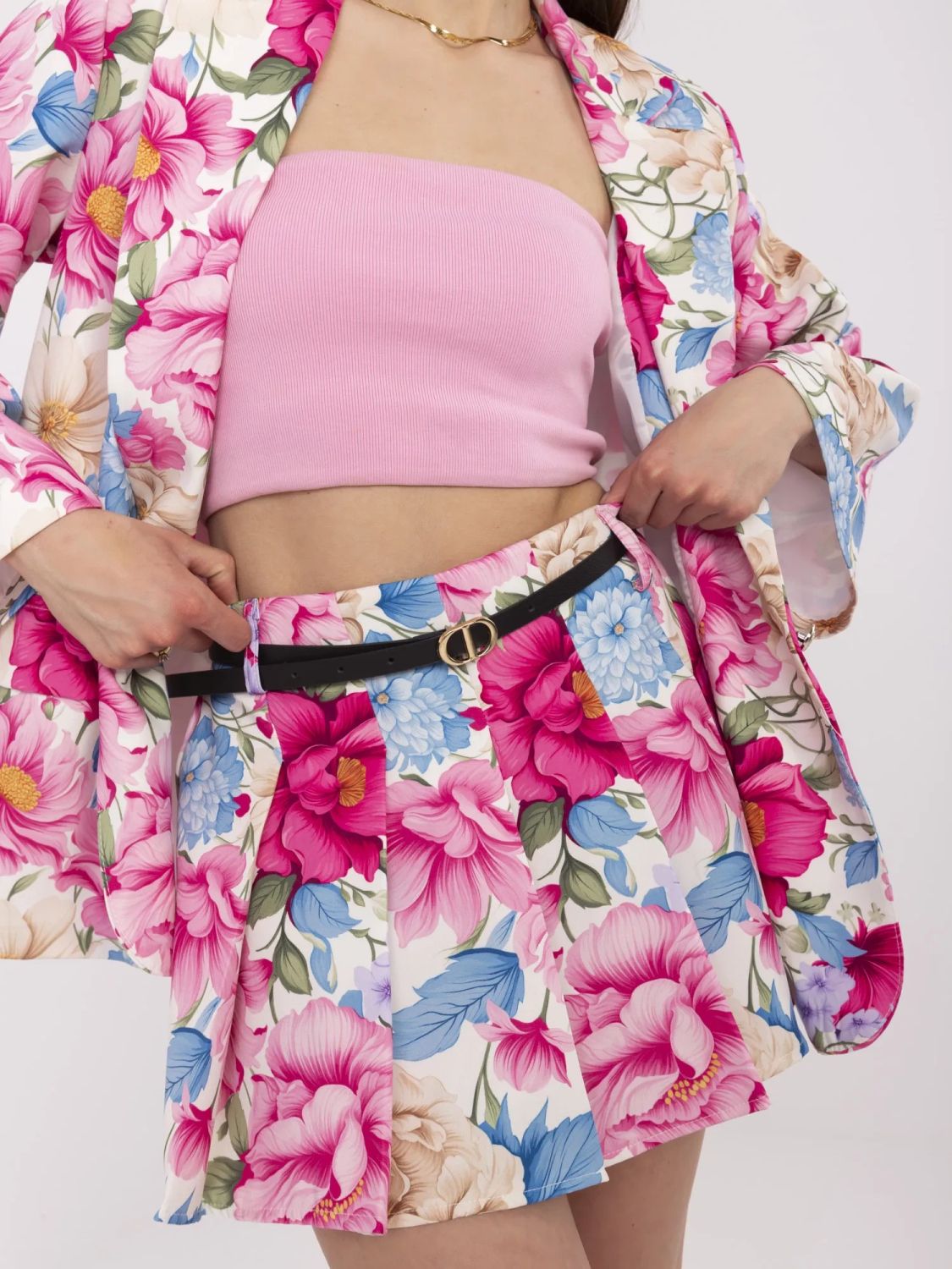 Eleganter rosa Komplett mit Blumenmuster