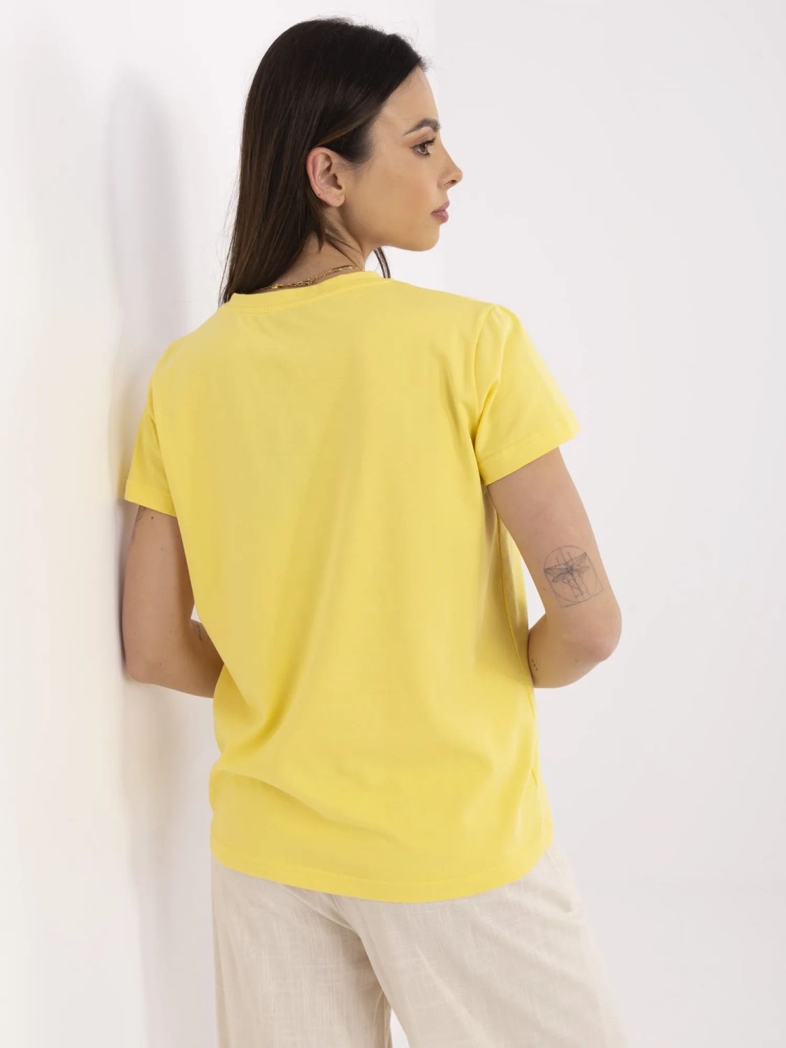 Gelbes T-Shirt mit kurzen Ärmeln