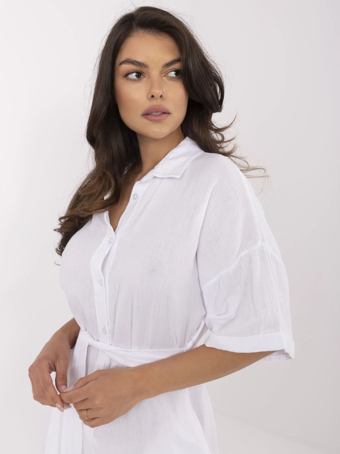 Weißer Jumpsuit mit kurzen Ärmeln