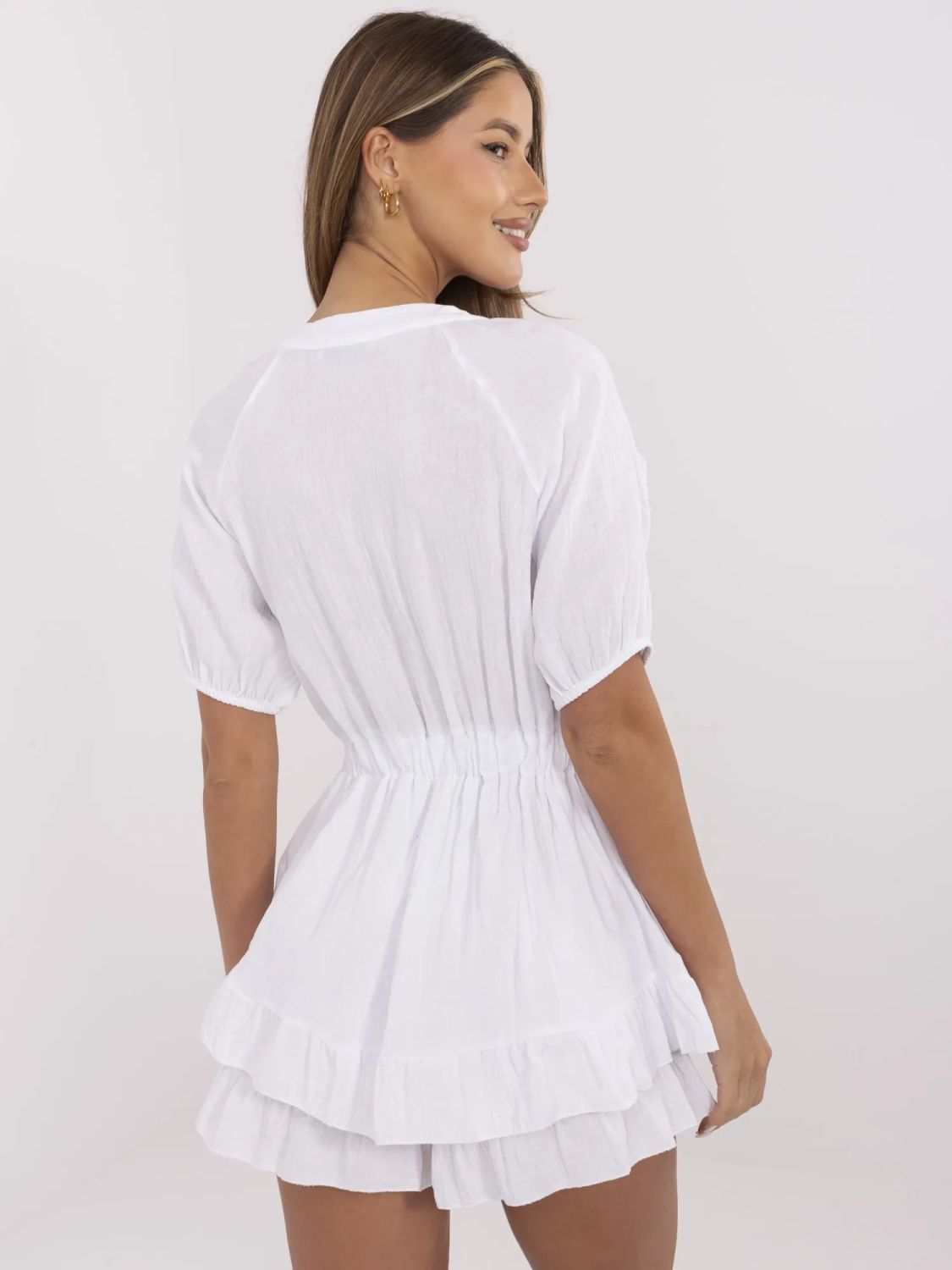 Weißer Overall mit kurzen Ärmeln