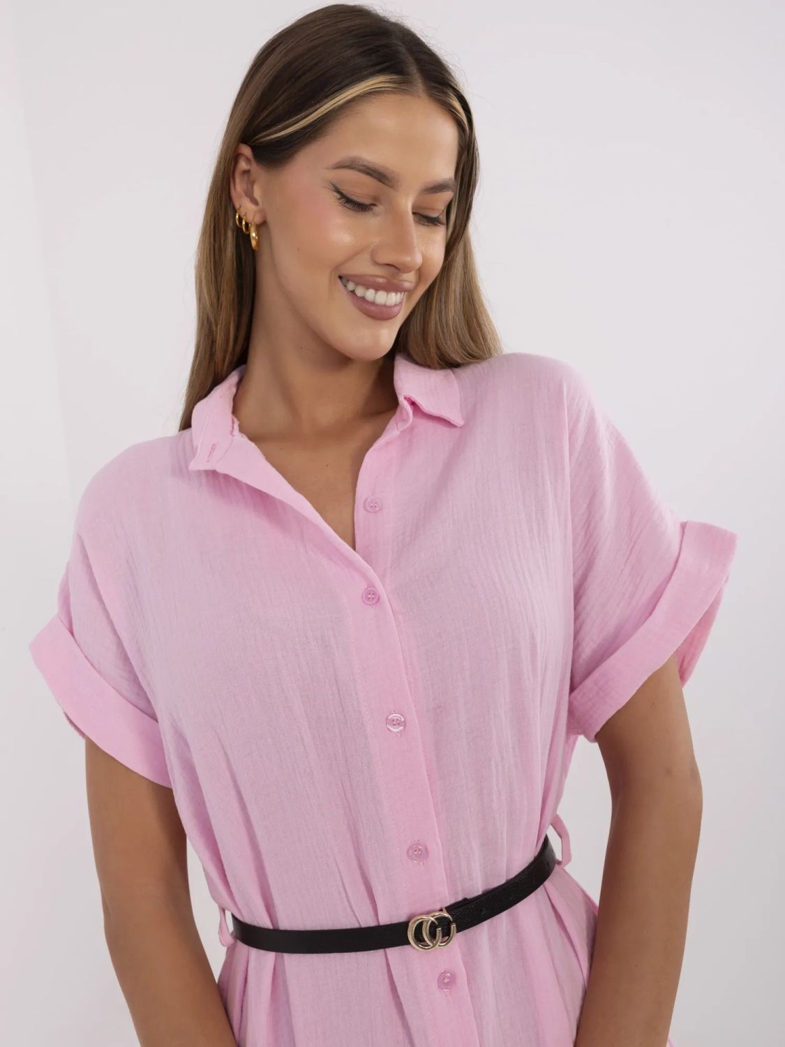 Einfaches rosa Kleid mit Kragen