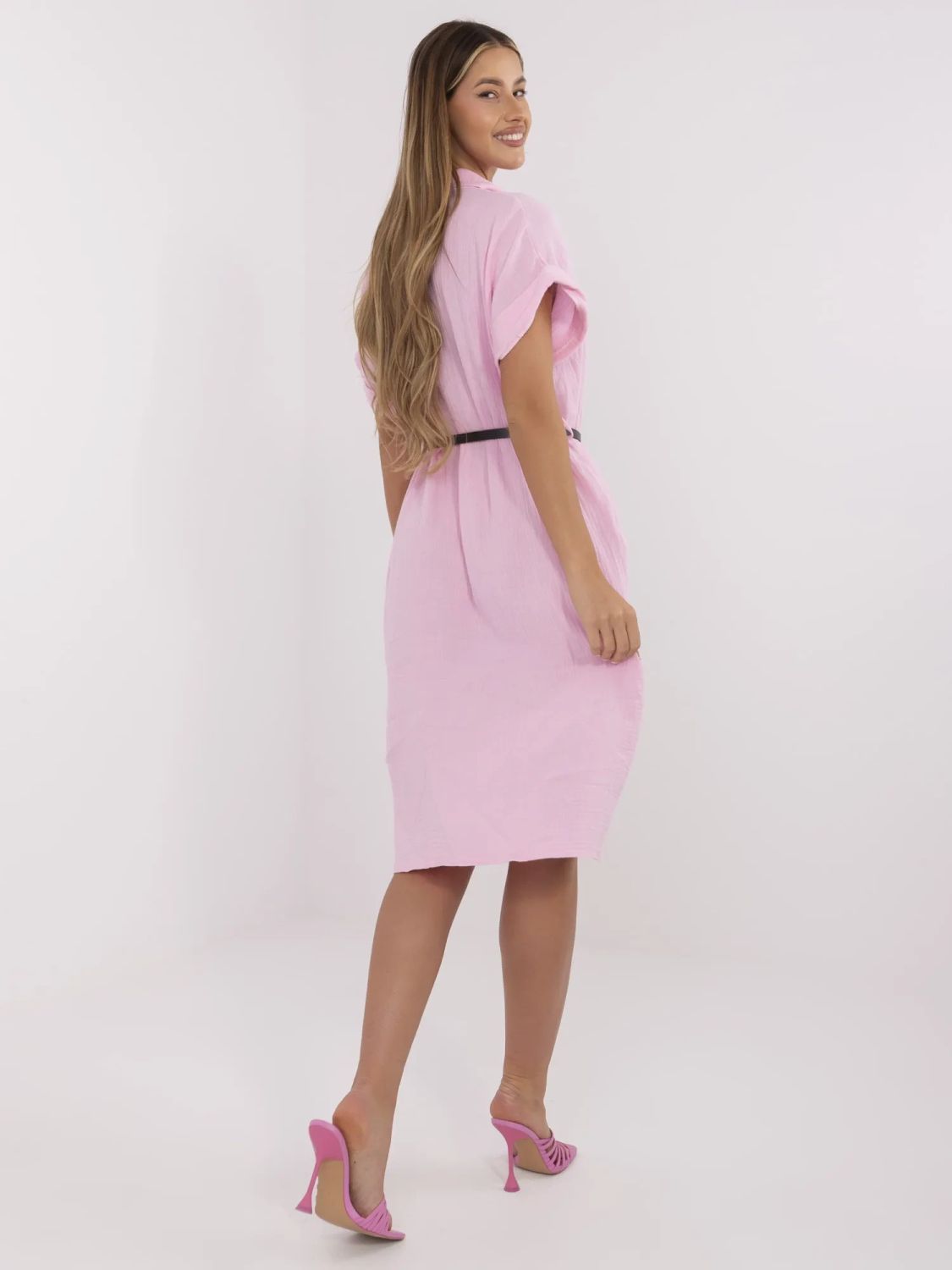 Einfaches rosa Kleid mit Kragen