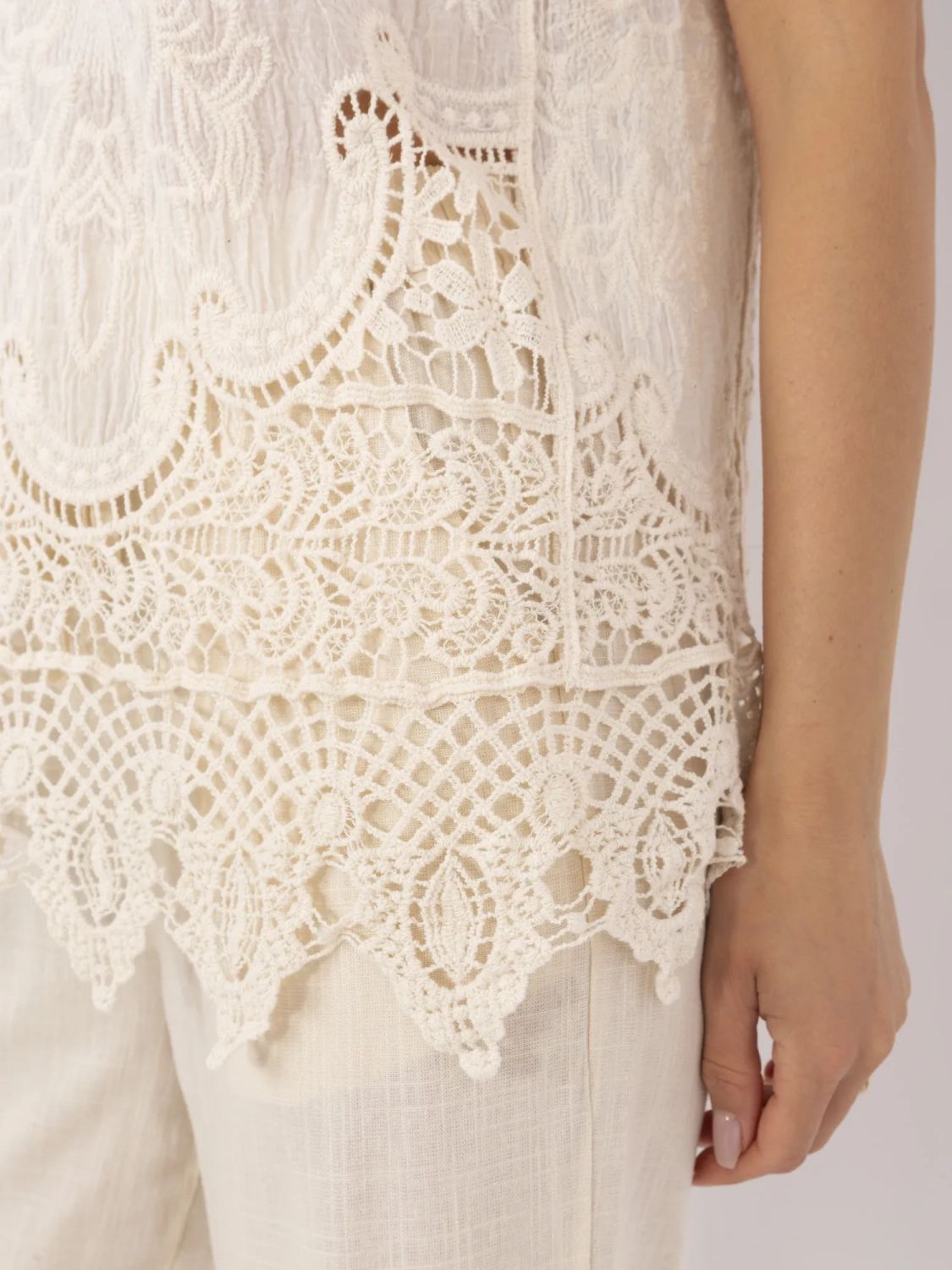 Beige Bluse mit Spitzenmuster