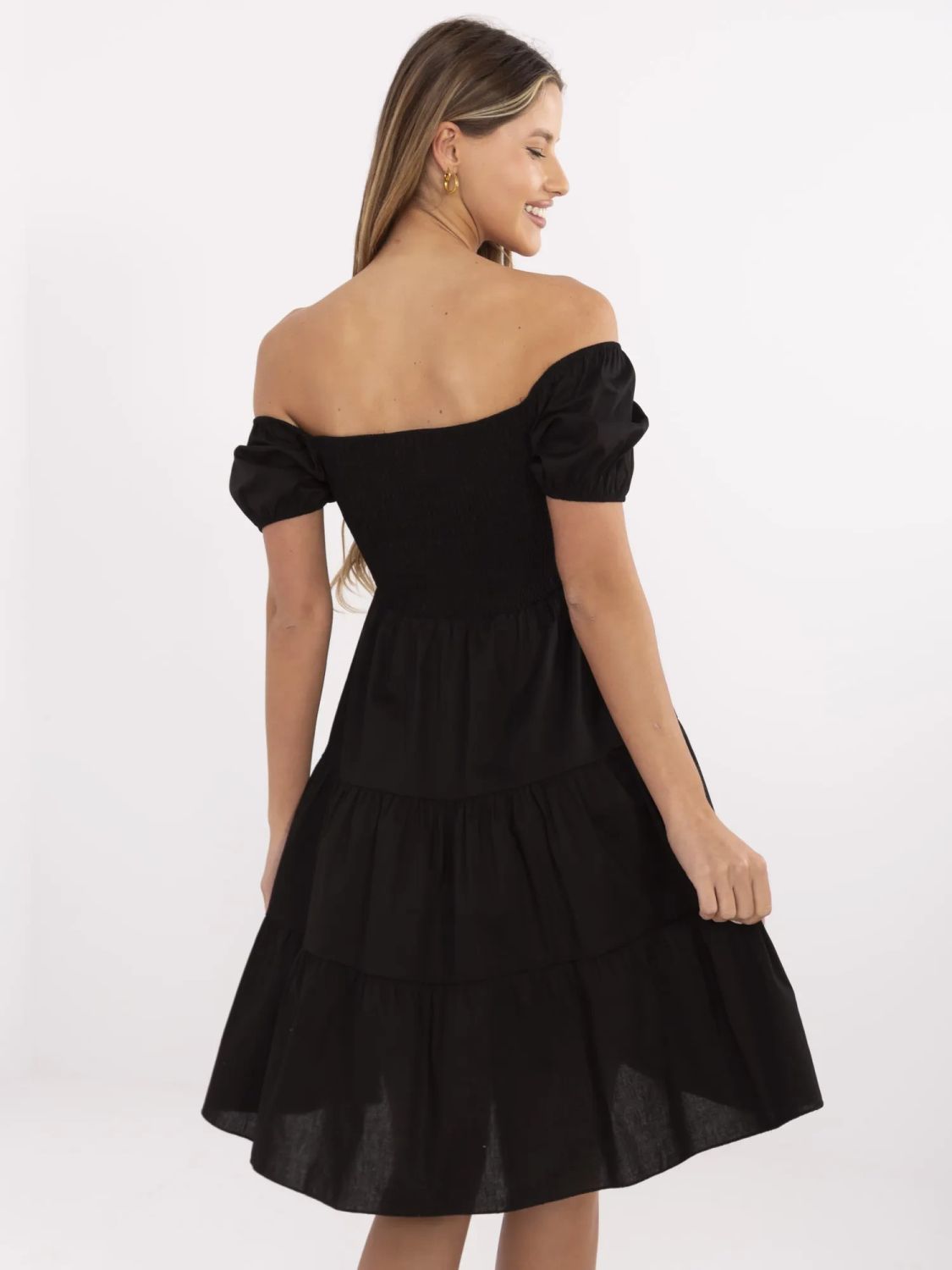 Ausgestelltes schwarzes Kleid