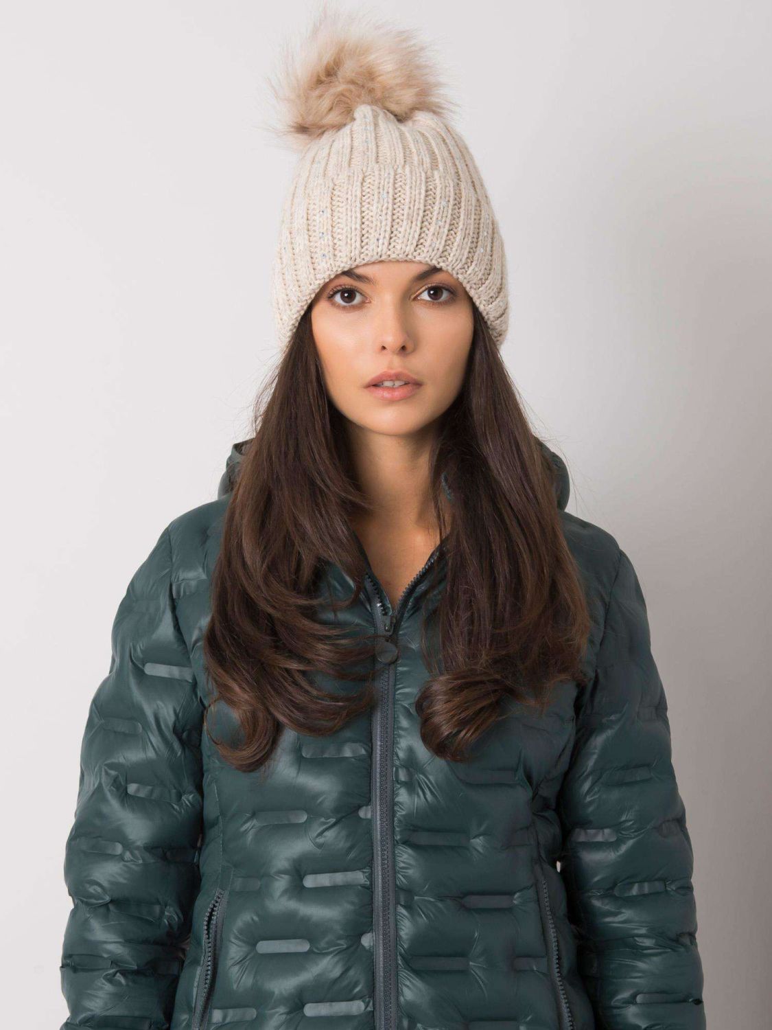 Beige gefütterte Mütze mit Applikationen