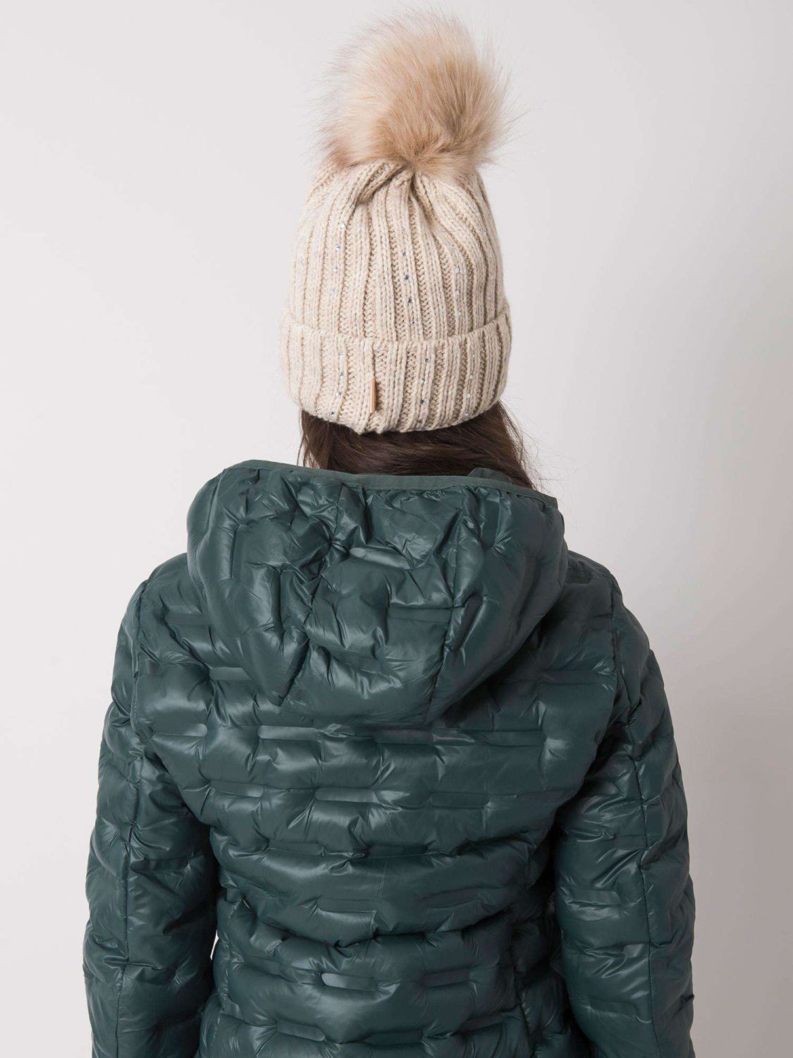 Beige gefütterte Mütze mit Applikationen