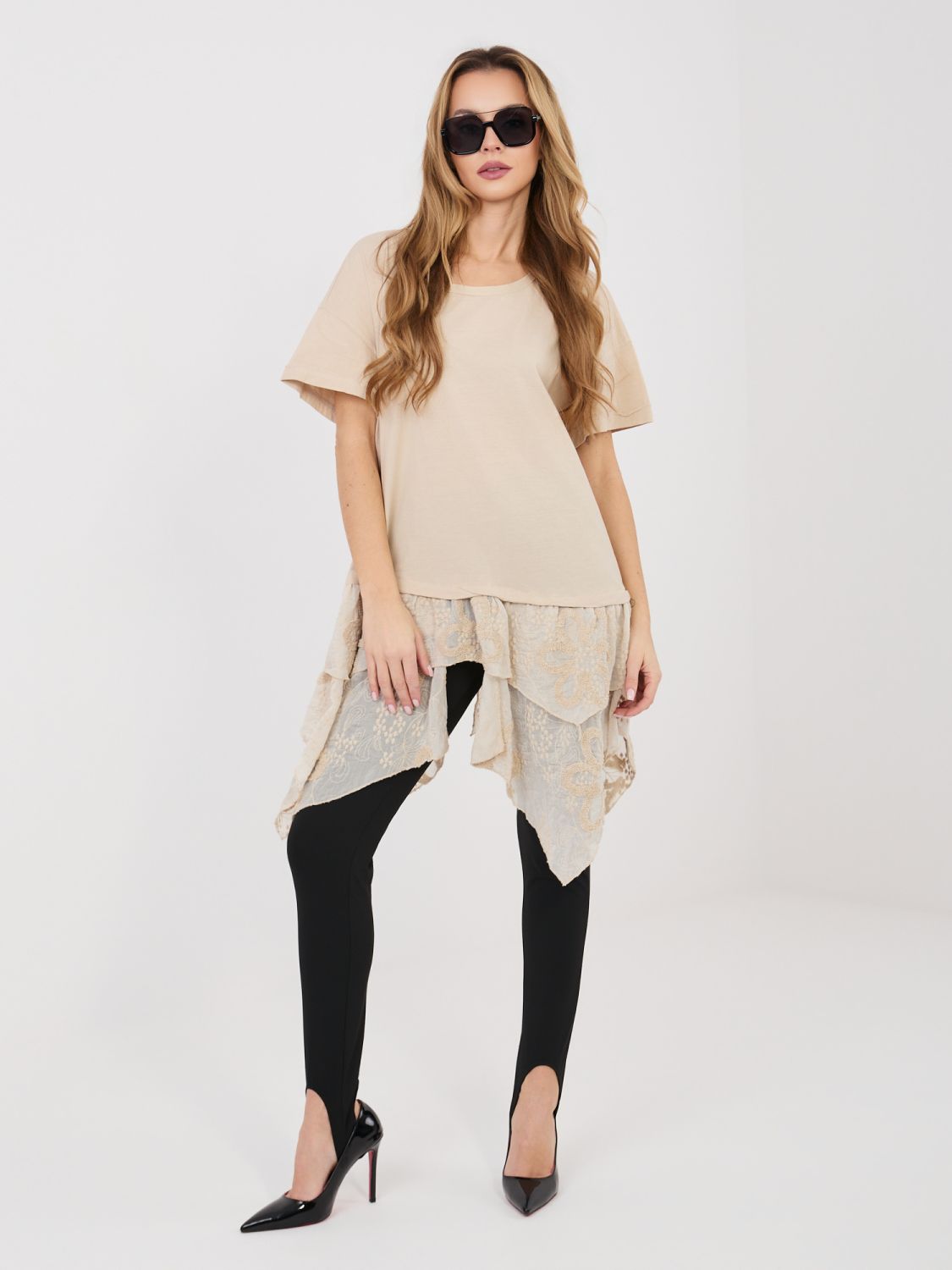 Beige Baumwollbluse mit kurzen Ärmeln und Volant